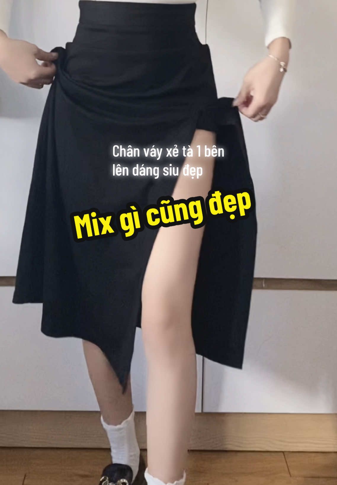 Chân váy chữ A dáng dài xẻ tà 1 bên, chất umi hàn siu xịn, mix gì cũng đẹp, len dáng cực xinh 💓 có size 40-60kg nha mấy bà ❤️ #viral #fyp #xuhuong #tiemcuahien #chanvayxeta 