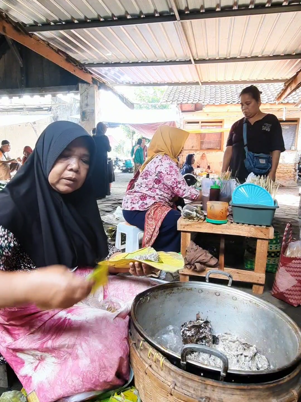 Nang pasar brosot numpak skuter, rasah dipikir abot rejeki gusti rabakal ketuker *pasar brosot #pasarbrosot  #brosot  #kulonprogo  #kulonprogostories  #pasartradisional  #pasarrakyat  #jajanpasar 