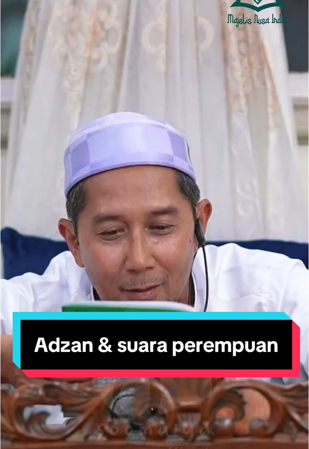 Ketika mendengar pengajian guru kita bersama yang bercerita mengenai guru beliau (Kh. Ahmad Ruyani) Ada sebuah pernyataan yang menarik perhatian: bahwa adzan, yang merupakan perkara untuk sholat, tidak dianjurkan bagi perempuan karena tujuannya adalah menjaga agar suara perempuan tidak terdengar oleh orang banyak, maksudnya laki-laki. Hal ini membuat kami teringat pada fenomena baru yang terjadi akhir-akhir ini di Banjar atau Martapura dan sekitarnya, di mana perempuan sering kali melakukan siaran langsung di platform seperti TikTok, membaca qasidah, syair, atau bahkan ayat-ayat Al-Qur’an, yang sebagian besar penontonnya adalah laki-laki. Mereka sering menerima permintaan (request) dari para penonton laki-laki untuk melantunkan qasidah tertentu. Kami pun berdiskusi dengan beberapa Asatidz dan guru yang banyak bergelut di bidang fikih, dan dari diskusi itu terdapat beberapa poin penting yang perlu kita pahami: 	1.	Apakah suara perempuan adalah aurat? Dalam madzhab Syafi’i, suara perempuan bukanlah aurat.  Dan pendapat para ulama yang menyatakan bahwa perempuan diizinkan untuk berbicara kepada laki-laki dalam hal-hal yang dibenarkan, sebagaimana dalam Al-Qur’an: 	“Dan jika kalian meminta sesuatu kepada mereka (istri-istri Nabi), maka mintalah dari belakang tabir. Cara yang demikian itu lebih suci bagi hati kalian dan hati mereka.” (QS. Al-Ahzab: 53) Ayat ini menunjukkan bahwa percakapan antara laki-laki dan perempuan diperbolehkan selama ada batasan adab yang dijaga. 	2.	Walaupun suara perempuan bukan aurat, ada batasan yang harus dijaga. Dalam Al-Qur’an, Allah memerintahkan agar perempuan tidak mendayu-dayukan suara mereka saat berbicara, karena hal itu dapat memunculkan fitnah: 	“Maka janganlah kalian tunduk (melemah-lembutkan suara) dalam berbicara sehingga berkeinginanlah orang yang ada penyakit dalam hatinya, dan ucapkanlah perkataan yang baik.” (QS. Al-Ahzab: 32) Para ulama menafsirkan ayat ini sebagai larangan bagi perempuan untuk berbicara atau melantunkan sesuatu dengan cara yang dapat memancing hasrat atau fitnah dari lawan jenis. 	3.	Apakah perempuan diperbolehkan membaca qasidah di depan atau terdengar laki-laki? Dalam masalah ini, terdapat perbedaan pendapat di kalangan ulama. Sebagian ulama membolehkan selama tidak ada unsur fitnah atau mendayu-dayu dalam penyampaiannya. Di Banjar atau Marapura, para ulama terdahulu kita cenderung mengambil pendapat yang membolehkan perempuan membaca qasidah atau maulidan di langgar atau majelis, meskipun terdengar oleh laki-laki. 	4.	Tetapi Fenomena baru seperti live TikTok perlu disikapi hati-hati. Fenomena ini berbeda karena sifatnya yang sengaja dan di publish sendiri untuk menampilkan suara yang mengarah kepada mendayu-dayu, dan menerima permintaan dari laki-laki untuk melantunkan sesuatu. Hal ini menimbulkan fitnah yang lebih besar dengan manfaat yang minim.  Berbeda dengan platform Yt yang berupa live atau mengupload kembali potongan qosidah, karena biasanya qosidah dibawakan saat atau sesudah majelis yang khidmat berlangsung, baik di upload oleh channel pribadi atau media yang meliput, dan tidak ada intaraksi personal dengan penonton saat acara berlangsung Jadi kesimpulannya bahwa perilaku Live di platform TikTok dengan membaca qasidah dan sejenisnya oleh para munsyidah ini perlu dihindari karena: 	•	Fitnahnya lebih besar dibanding manfaat yang mereka dapat saat live dilakukan 	•	Dikhawatirkan akan menjadi adat atau kebiasaan yang dianggap biasa dan kedepannya akan mengarah atau melahirkan kepada inovasi-inovasi yang lebih berani lagi bagi para munsyidah kita Dengan kerendahan hati, kami menghimbau kepada para munsyidah, atau yang membaca tulisan ini agar menyampaikan kepada mereka, terkhusus yang berada di bumi Banjar, Martapura dan sekitarnya, untuk mempertimbangkan fenomena ini dengan bijak. Menjaga marwah perempuan dan qasidah-qasidah sakral kita, ini adalah tugas bersama agar amaliah yang di lakukan para ulama kita terdahulu ini tetap terjaga sebagaimana dulu kita diajarakan. lanjut dikomen