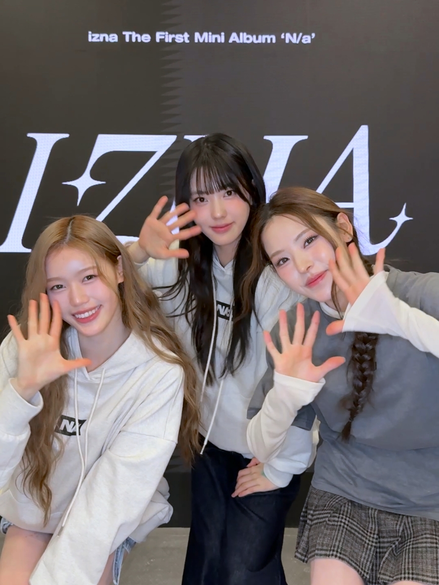 Nanana🎀 at The First POP-UP STORE 'N/a'  #izna #이즈나  #MAI #마이  #KOKO #코코  #JEONGSAEBI #정세비  #N_a #IZNA #NaNaNa #나나나 