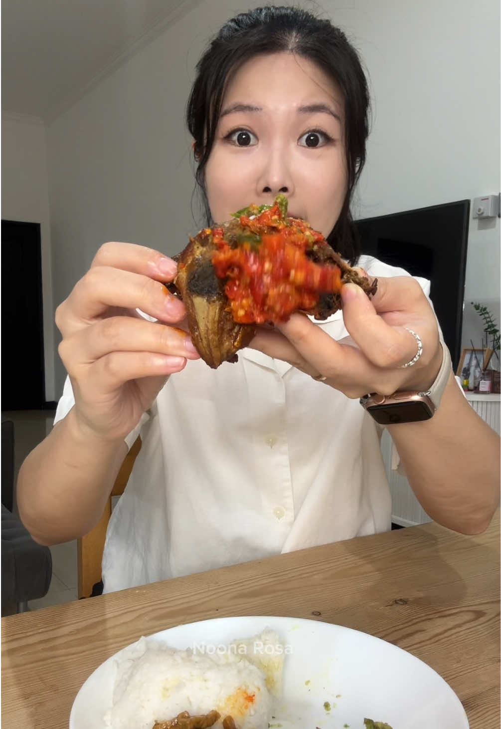 Yedeura~ untuk kalian, makanan sederhana itu apa? Aku paling suka nasi, ayam, tempe dan sambal🥰 paling gak bosan dan puas makannya! Enak banget! Kalian makan apa nnti siang? #noonarosa #indonesia #korean #serunyakuliner #jajanantiktok #인도네시아 #kuliner #jajanan 