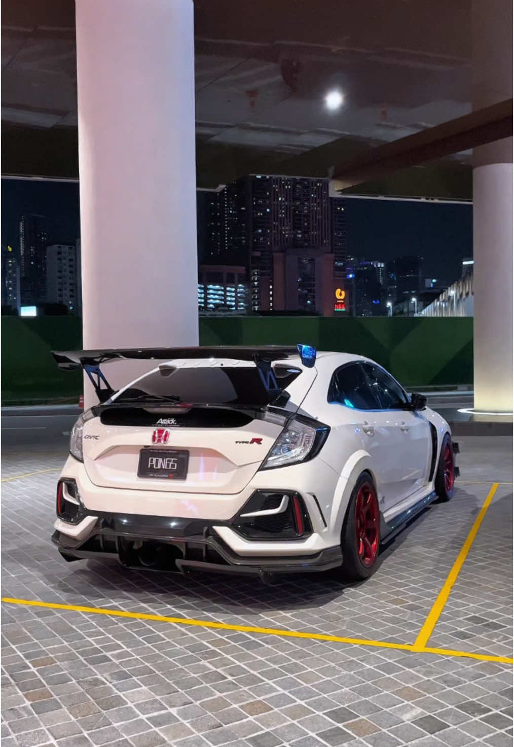 The cleanest Civic FK8 Type R I've ever seen #honda #civictyper  #typer #cars #jdm #carsoftiktok 