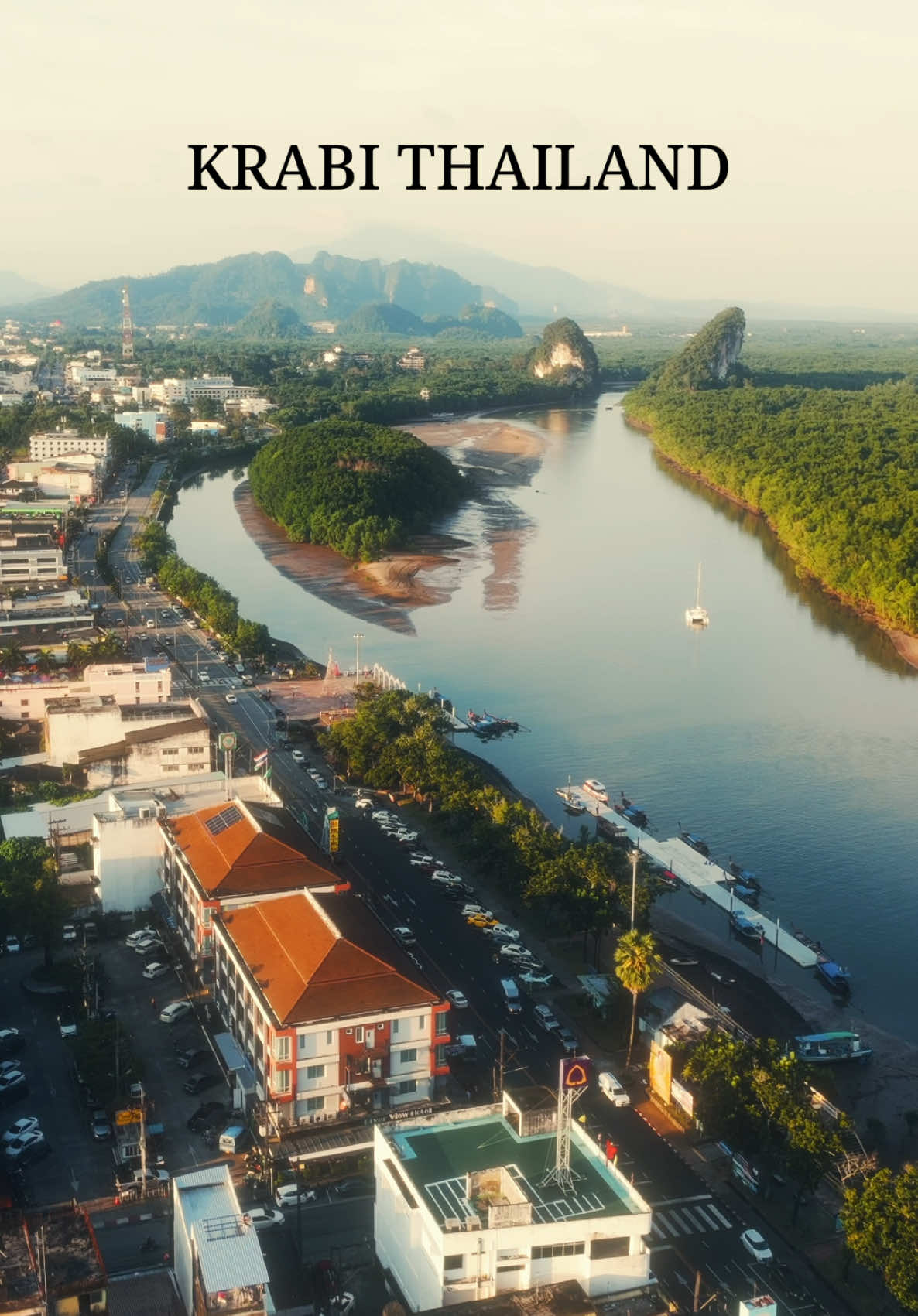 บรรยากาศยามเย็น “หน้าเมืองกระบี่” เป็นวิวที่สวยและสดชื่นมากๆจริงๆ ✨🍃 #กระบี่ #เที่ยวกระบี่ #krabi #krabithailand #ทะเล #ปอปี้ยิ้ม