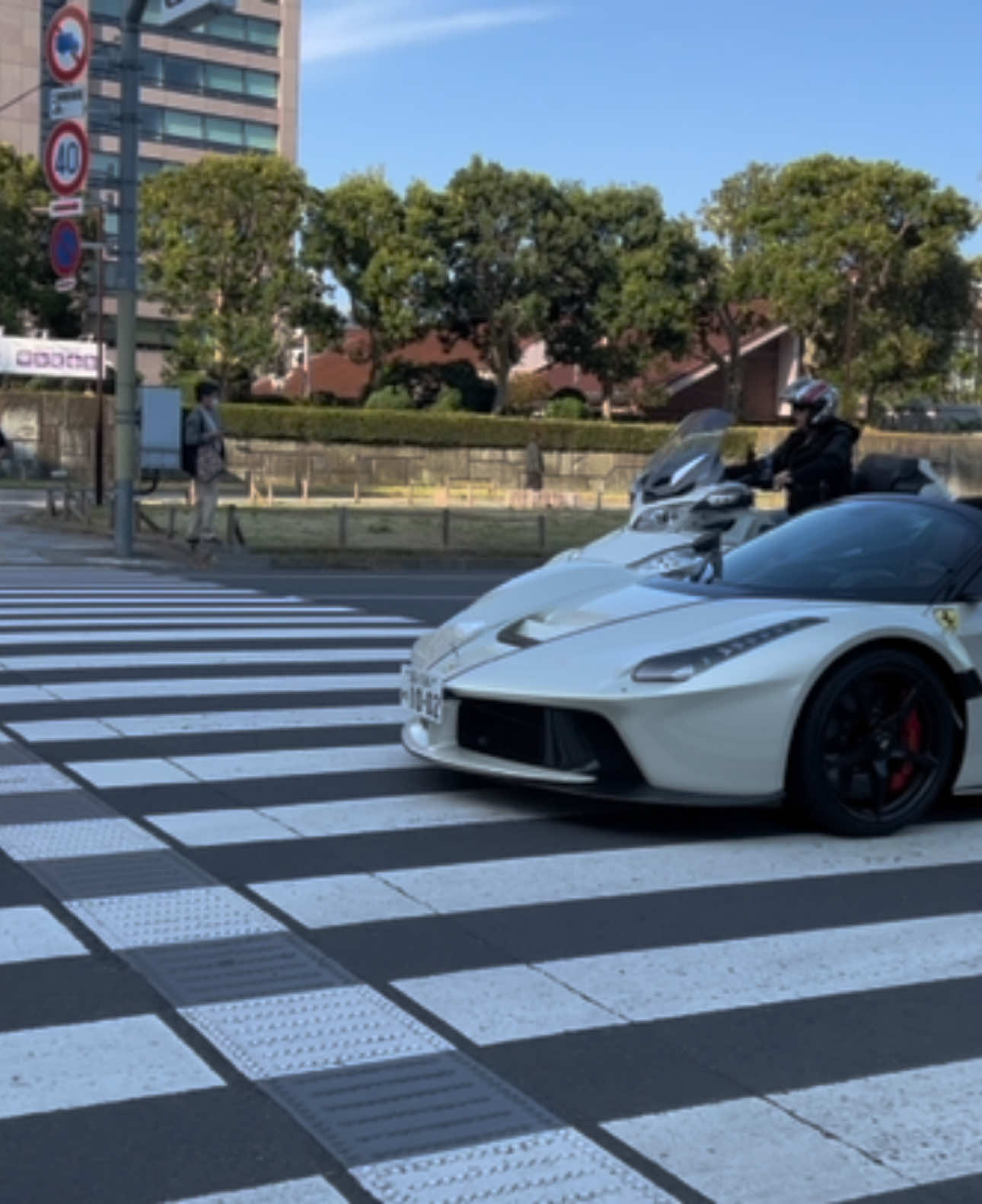 某会長のラ·フェラーリ‼️ #ferrari #raferrari #laferrariaperta #tokyo #japan #外苑いちょう並木 #外苑スーパーカー #フェラーリ #ラフェラーリ #ラフェラーリアペルタ 