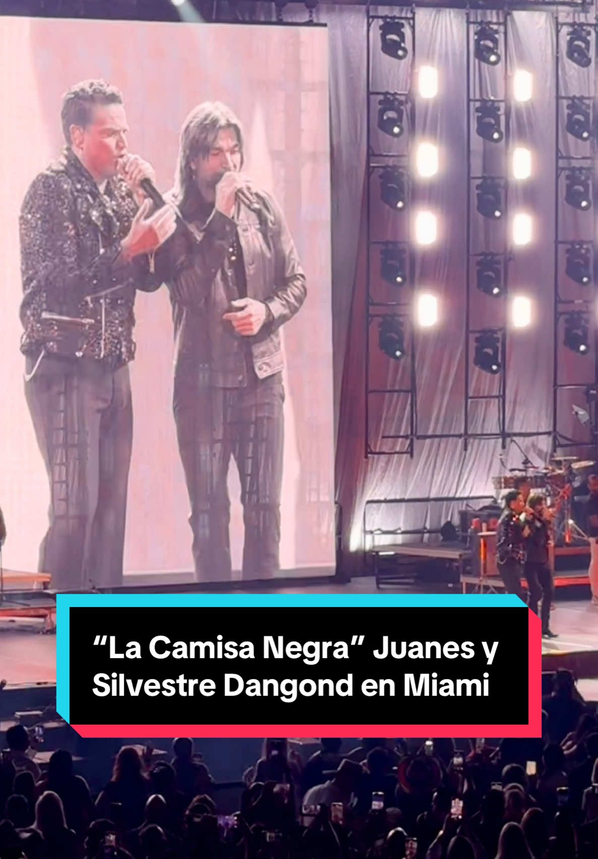 @Juanes sorprende a @Silvestre Dangond en su concierto de hoy en el Kaseya Center de Miami y cantan su mitica cancion “La Camisa Negra” 🙌🏽 #Juanes #SilvestreDangond #Concierto #EnVivo #Miami #kaseyacenter 