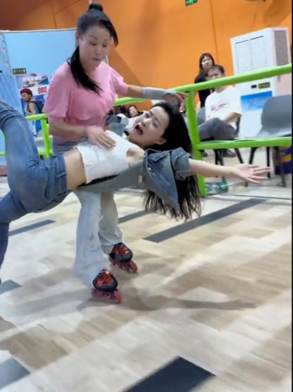 Beautiful🤭😂Roller Skating Girls  #skating #rollerskategirl #beautifulgirls #rollerskating #skatinggirls #fypage #trending #fyp #viralvideo #viral #fypシ゚viral #tranding 