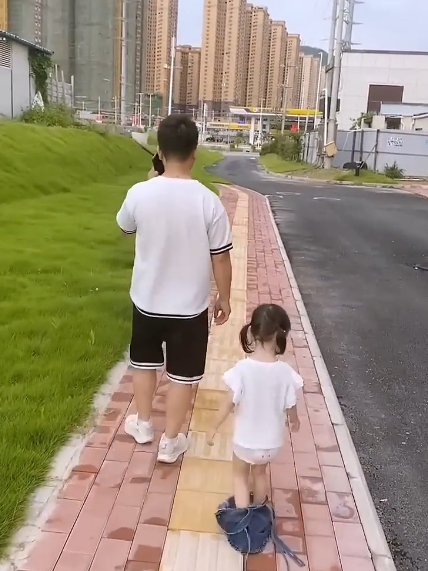 Funny video 🇨🇳🤣 #funnyvideo #chinese #unfreedezmyaccount #wanttogrowmyaccount #LIVEHighlights #LIVEIncentiveProgram #tiktok 