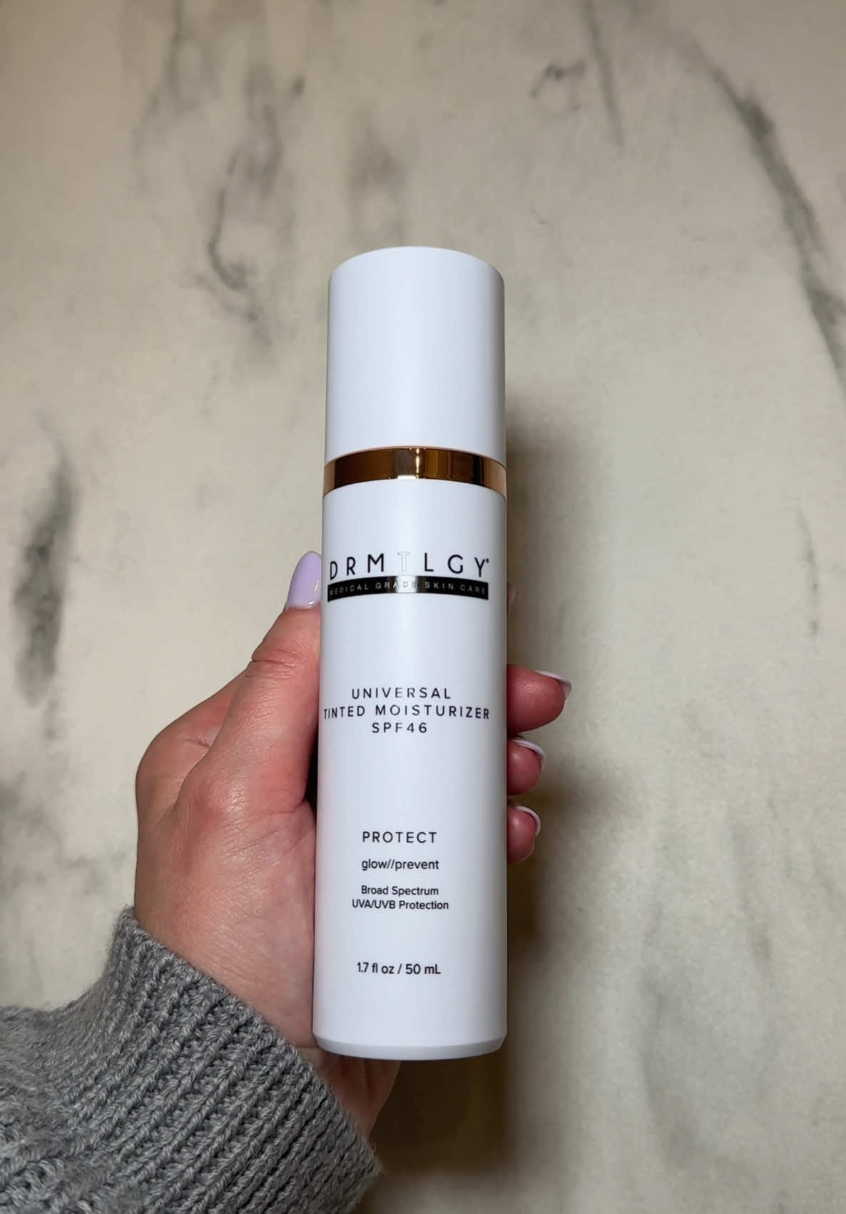 This tinted moisturizer (with SPF 46 !!) is an actual dream 💘 new fav 🫶🏼 @DRMTLGY #tintedmoisturizer #makeup #moisturizer #foundationroutine #MakeupRoutine #makeuphacks 