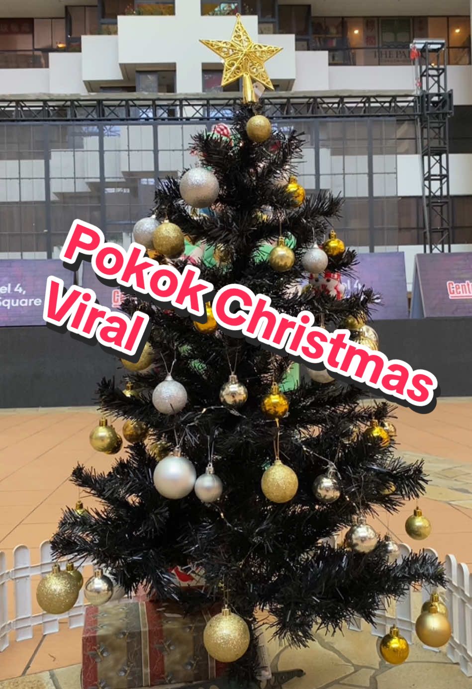 Nah besar sudah pokok  Christmas di CP lepas kena siram 😂 thank you Tatak Slay 🫦 #fyp #xyzbca #viral #viralvideo #fyp #foryou #foryoupage #trending #pokokcp #christmastree #kkcity #centrepointsabah