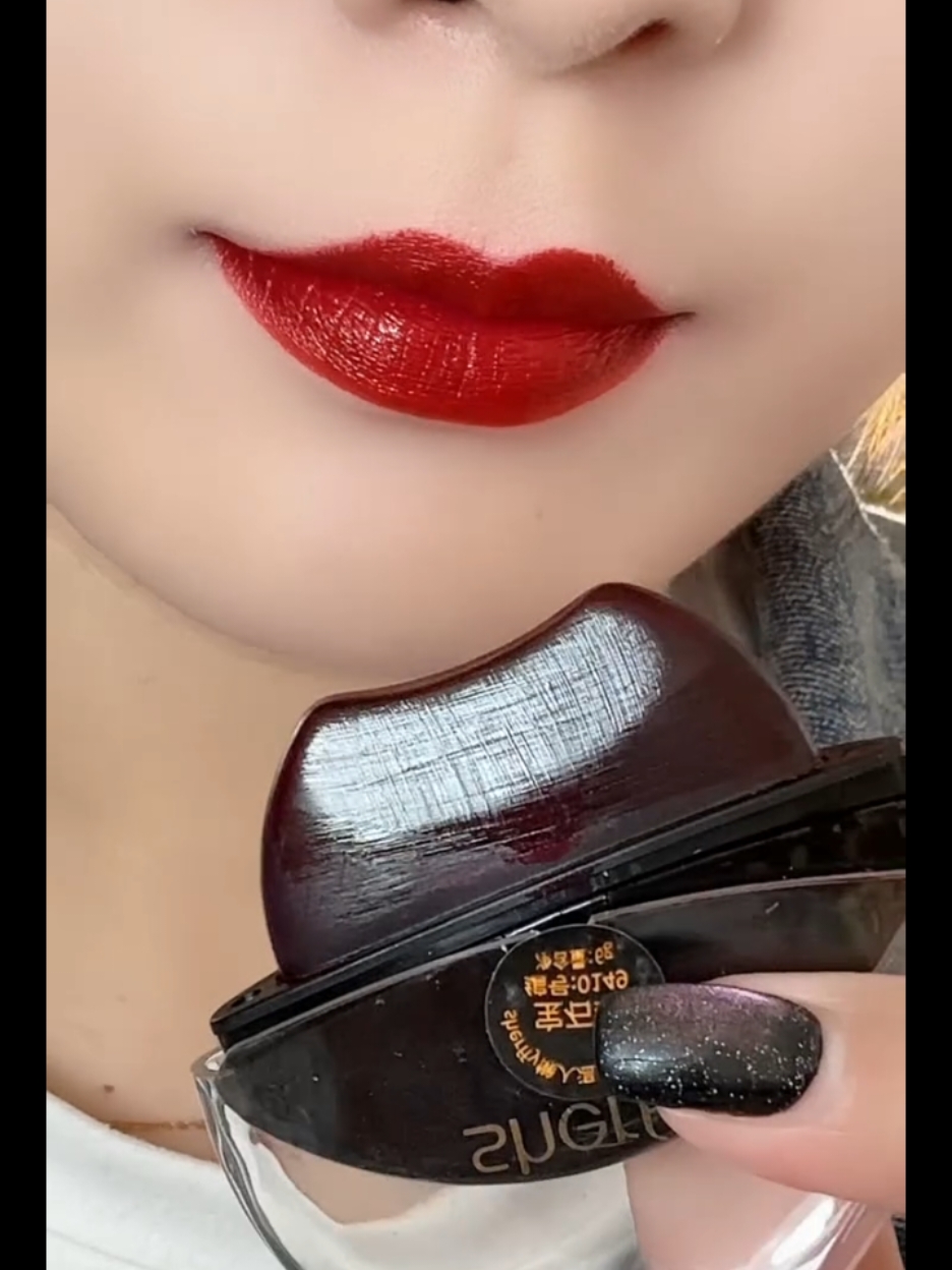 Lipstick Tutorial, Beauty Tips #lipstick #lipgloss #unfreezemyaccount #usa_tiktok #foryoupageofficiall #usa🇺🇸 #viralvideo #makeuptutorial #trending #trending 