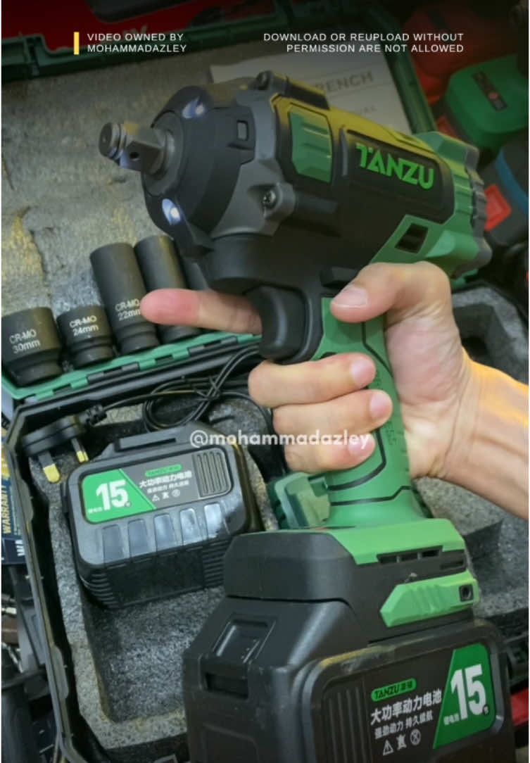 Tanzu Brushless Impact Wrench memang paduuu !! Dengar bunyi pun dah tahu paduu. Datang dengan mata box CR-MO. Memang high quality! Paduu 🔥🔥 #tanzu #brushless #impact #wrench #impactwrench #powertools #tools #socket #tyre #repair #bengkel #workshop 