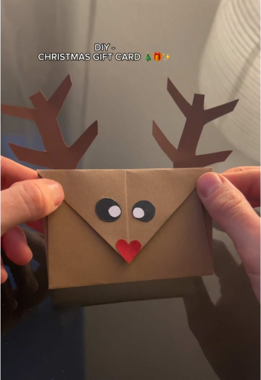 DIY christmas gift card. This is super cute & so easy to make. 🎄🎁✨ #giftcard #giftcards #giftidea #gift #present #presente #geschenk #geschenkideen #christmas #weihnachten #karte #basteln #craft #crafts #card #viral_video #merryxmas #merrychristmas 