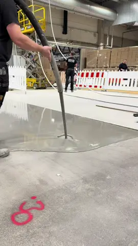 #fyp #vira #concrete #spartel #satisfyingvideo #LifeIsGood #work #opretningafgulv #selfleveling #flooringinstaller #flooring #trend #trendy #flydespartel #eyecandy 