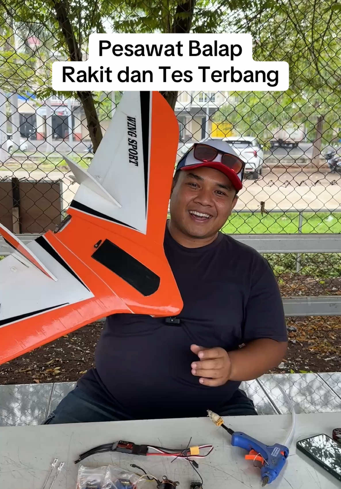 Pesawat balap untuk lomba pylon race, sambil rakit saya akan spill part2 yang diperlukan, setelah itu kita tes terbang hingga mendarat, seperti apa performanya? Silahkan disimak video ini sampai habis #pesawatrc #rcplane #aeromodelling #aeromodellingindonesia #pylonrace #wingwing #deltawing #megaguncang1212 #kacamata #kacamatapria #micwireless #mixiot9 