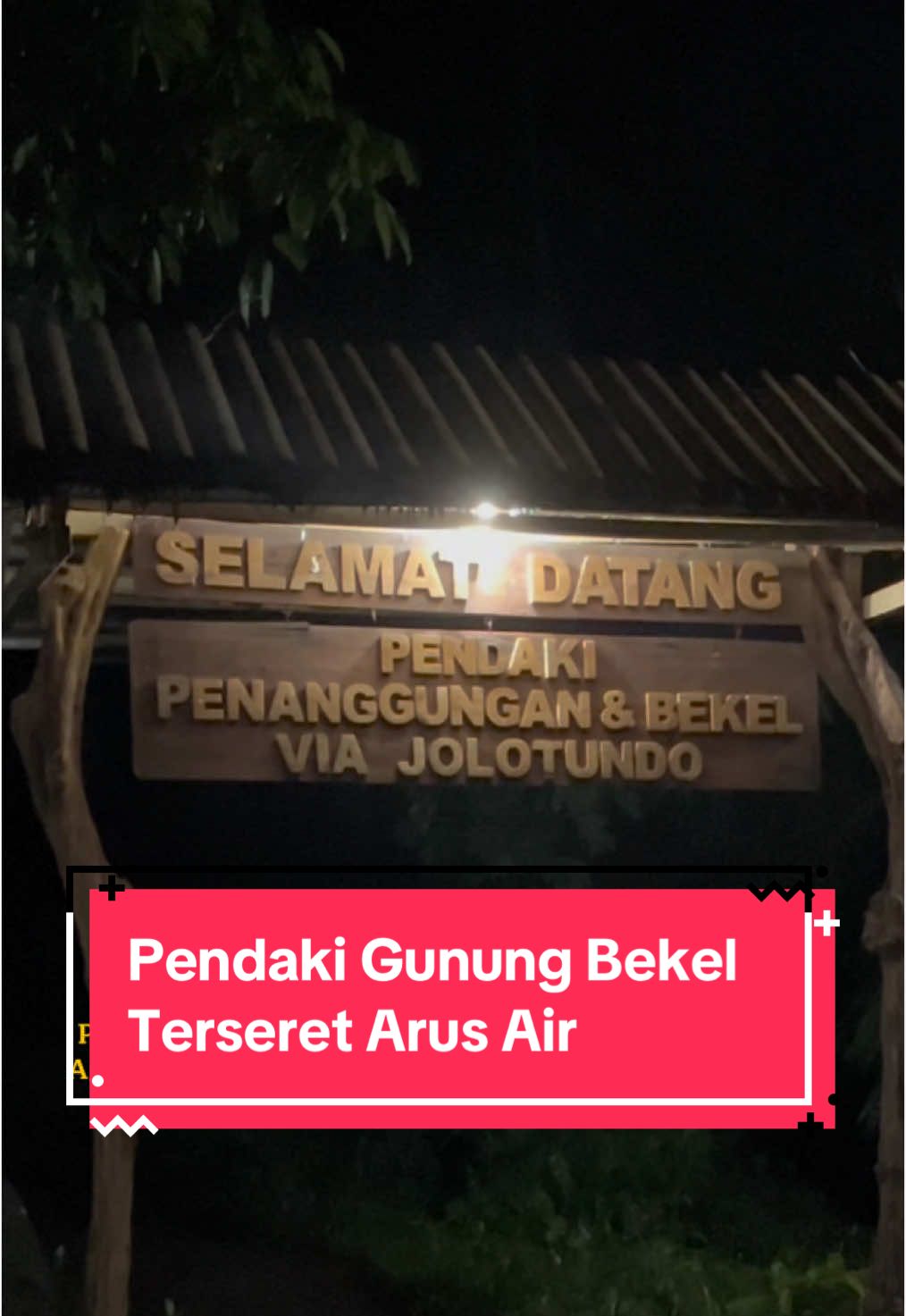 Tim gabung berhasil menemukan jas*d Whiscyka Zafira Islamay alias Cika 17 tahun pendaki Gunung Bekel di Mojokerto yang hilang akibat terseret arus. Gadis asal Desa Sumengko, Jatirejo, Mojokerto itu dievakuasi dengan cara dibungkus dan dimasukkan ke tandu. Selanjutnya tandu ditarik ke atas dengan cara lifting oleh tim SAR. Setelah berhasil dinaikkan ke jalur pegunungan Bekel dan Penanggungan, jena**h dibawa menggunakan tandu ke basecmap Jolotundo. Perjalanannya sekitar 1 jam. Setibanya di basecamp Jolotundo, Jena**h Cika disambut isak tangis Mutiara. Selanjutnya dibawa ke rumah sakit menggunakan mobil ambulan. #beritamojokerto #pendakihilang #gunungpenanggungan #gunungbekel