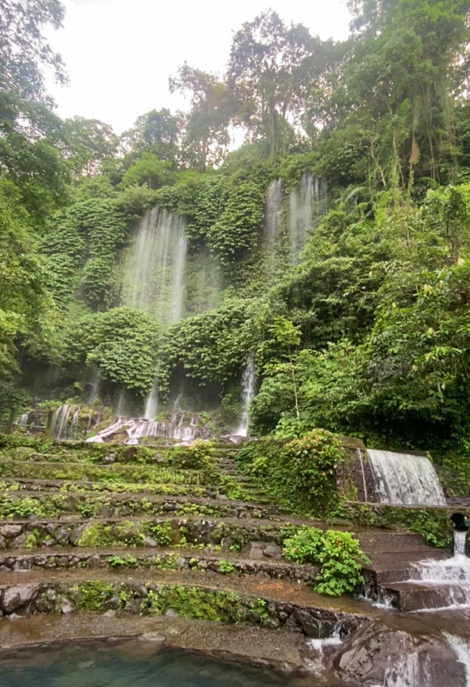 Tiba tiba udah di tempat seindah ini😍🍃 #lomboktraveler_ #fyp #lomboktiktok #serunyaliburan #waterfall 