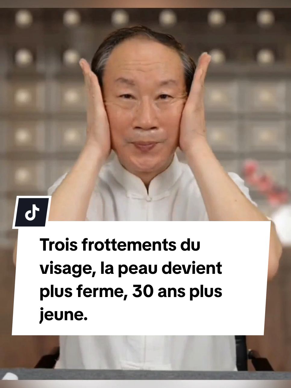 Trois frottements du visage, la peau devient plus ferme, 30 ans plus jeune. Nos visages sont plus fermes et nous paraissons plus jeunes. Il existe trois textures faciales. Vous pouvez les étirer avec moi. Tout d'abord, le premier va du centre des sourcils jusqu'à la racine des cheveux. On remonte avec trois doigts, et les lignes du front sont repoussées. Dans un deuxième temps, nous frottons et chauffons nos mains et les tirons directement du coin des yeux vers le soleil, et les rides autour des yeux sont réduites. La troisième et la plus importante est que nous partons du menton et que nous le soulevons derrière les oreilles. Les sillons nasogéniens et le double menton ont disparu. L’ensemble du visage est ferme et il n’y a aucune sensation de relâchement. Vous rajeunit de 30 ans. Vivez une vie saine sans faire de détours.