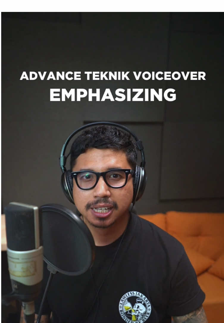 Temen2, tau gak kalau penekanan kata bisa bikin beberapa kalimat itu punya makna berbeda? Teknik Emphasizing atau teknik Penekanan dalam Voiceover itu gampang-gampang susah. Gampang karena sebenernya kalau dibayangin mah mudah kita lakuin, susah karena kalau seorang VO talent disuruh coba bermain emphasize dengan sengaja, pasti jadi bingung 😁 Gakda cara lain selain kita harus banyakin latihan bermain “theater of mind” dan selalu ingat makna-makna kalimat dari yg sehari-hari kita omongin.  Nah sekarang coba tulis di kolom komentar, kalimat apa yang kalau dibaca dengan salah penakanan bisa bikin orang salah paham dan jangan lupa, selamat Mencoba latihan teknik ini, hehe… #voiceover #bimoky #belajarvo #voiceacting #voiceoverclass #voiceactor #voice #fyp #viral #tiktok #tiktok #fypシ 