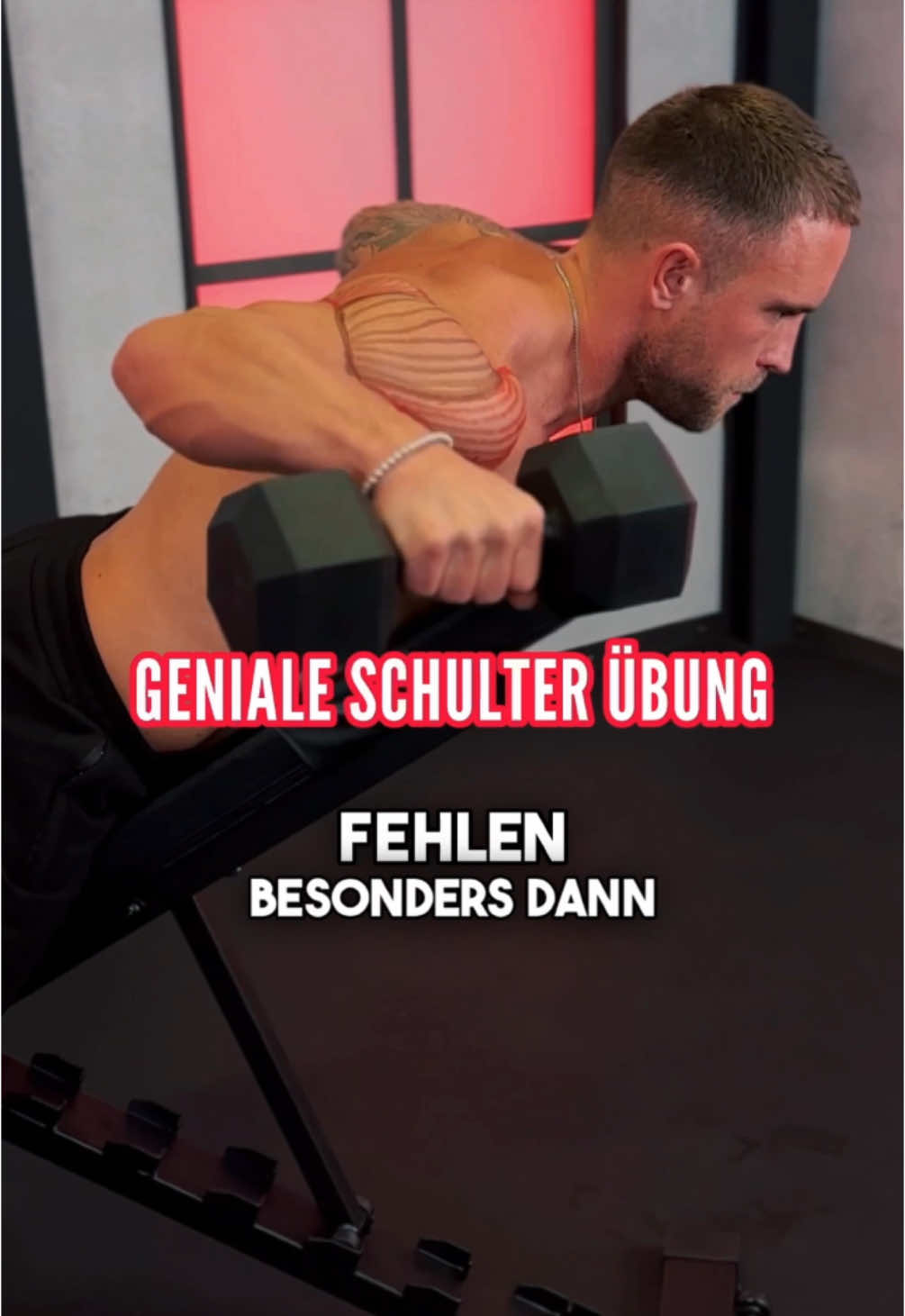 🔺GENIALE SCHULTERÜBUNG🔺 Mit nur einer Übung effizient Schultern trainieren und Zeit sparen! 🕒💪 Kombiniere Seitheben und Rudern bei einem 45° Bankwinkel, um seitliche und hintere Schultern gleichzeitig zu treffen – und das mit mehr Gewicht! 🔥 Wissenschaftlich belegt durch EMG-Messungen: Top Aktivierung für Muskelaufbau. Probiere es aus und hol das Maximum aus deinem Workout! 👌 #SchulterTraining #Muskelaufbau #EffizientTrainieren #GymHacks #FitnessTips #WorkoutWissen #GymMotivation #TrainSmart #ShoulderWorkout #BodybuildingTips #ZeitSparen #Hypertrophy #Schulterübungen