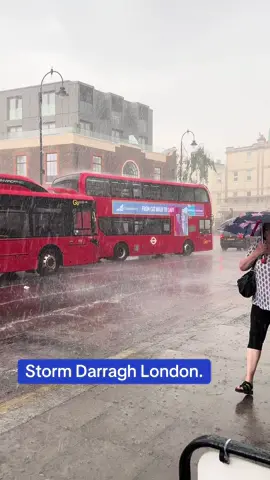 Storm Darragh starts to batter london with high winds and rain. #stormdarragh #weather #storm #wind #rain #london #fyp 
