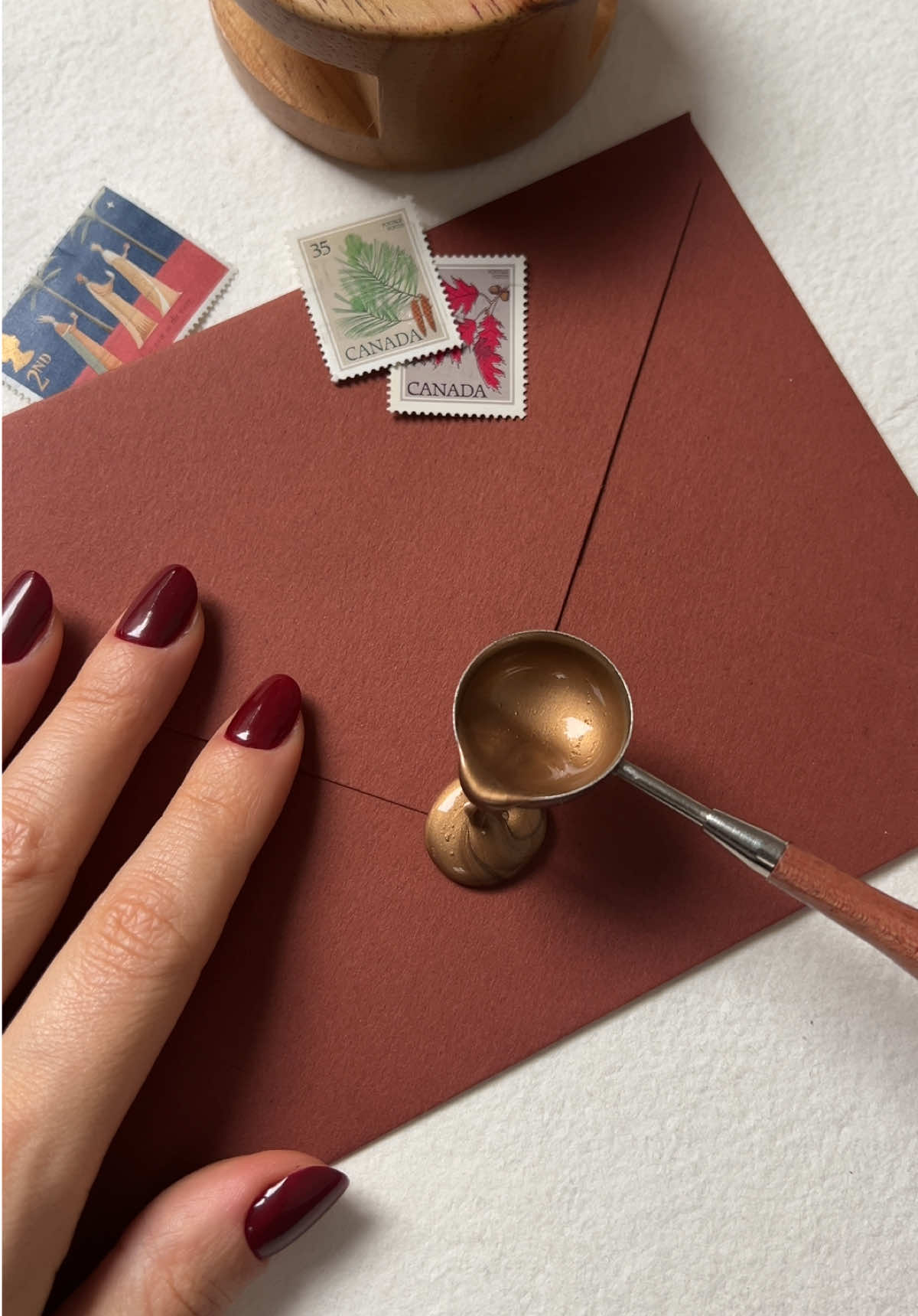 A classic Christmas palette 💌✨ Featuring our “Antique Gold” sealing wax, “Happy Holidays” wax seal stamp, wax seal stove, spoon, and “Clay” envelope. #papirawaxseals #customwaxseal #waxsealing #waxseal #asmr #waxsealstamp #waxstamp #waxsealtiktok #stationery #stationeryshop #christmas #christmascard #asmrvideo 