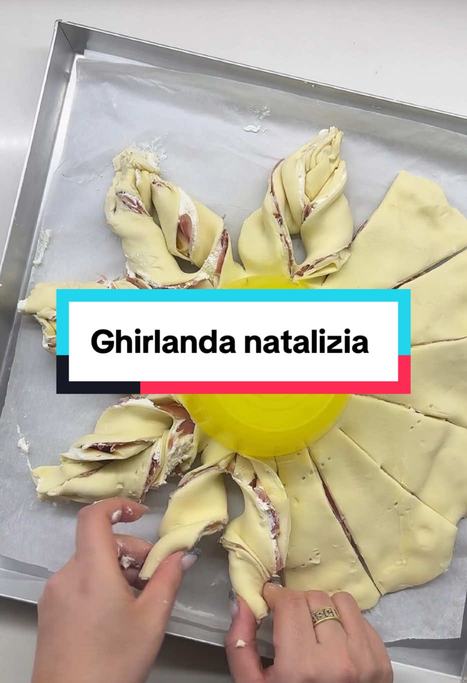 Ghirlanda di pasta sfoglianatalizia, Ingredienti⤵️ 2 rotoli di pasta sfoglia rotonda,  250g di ricotta, 150 g di speck, Provola, Parmigiano, pepe,  1 uovo per spennellare,   In forno 200° 25/30 minuti, #pastasfogliarotonda #ricettenatalizie #pastasfogliaantipasto #lericettedinatascia #lericettedinatty #nattybonappetit #ghirlandedinatale