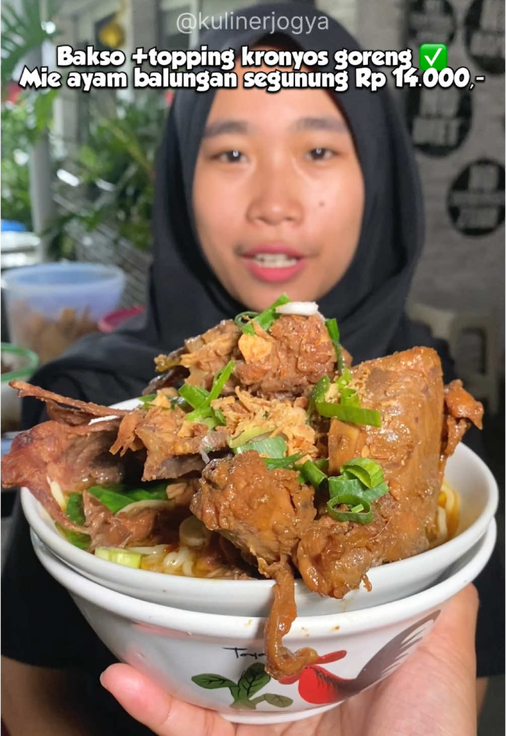 Karena nurut sama review2 warga google, alhamdulillah skrg ada BAKSO TOPPING KRONYOS GORENG, dan MIE AYAM BALUNGAN, lebih ENAK BANGEET!! Serius ini sumsum rekomended banget banget, sama sekali ga bau amis gaiss! Harga juga murah meriah! Kuuy langsung merapat gaiss! __ 🏡 Warung Bakso Sapen 📍 Jl. Bimo Kurdo No.1, Demangan, Kec. Gondokusuman, Kota Yogyakarta, Daerah Istimewa Yogyakarta ⏰ Buka: 12.00-17.15 __ #kulinerjogja #kulinerjogya #kulinerjogjamurah #bakso #baksosapen #baksojogja #sumsumsapi #baksokrikil