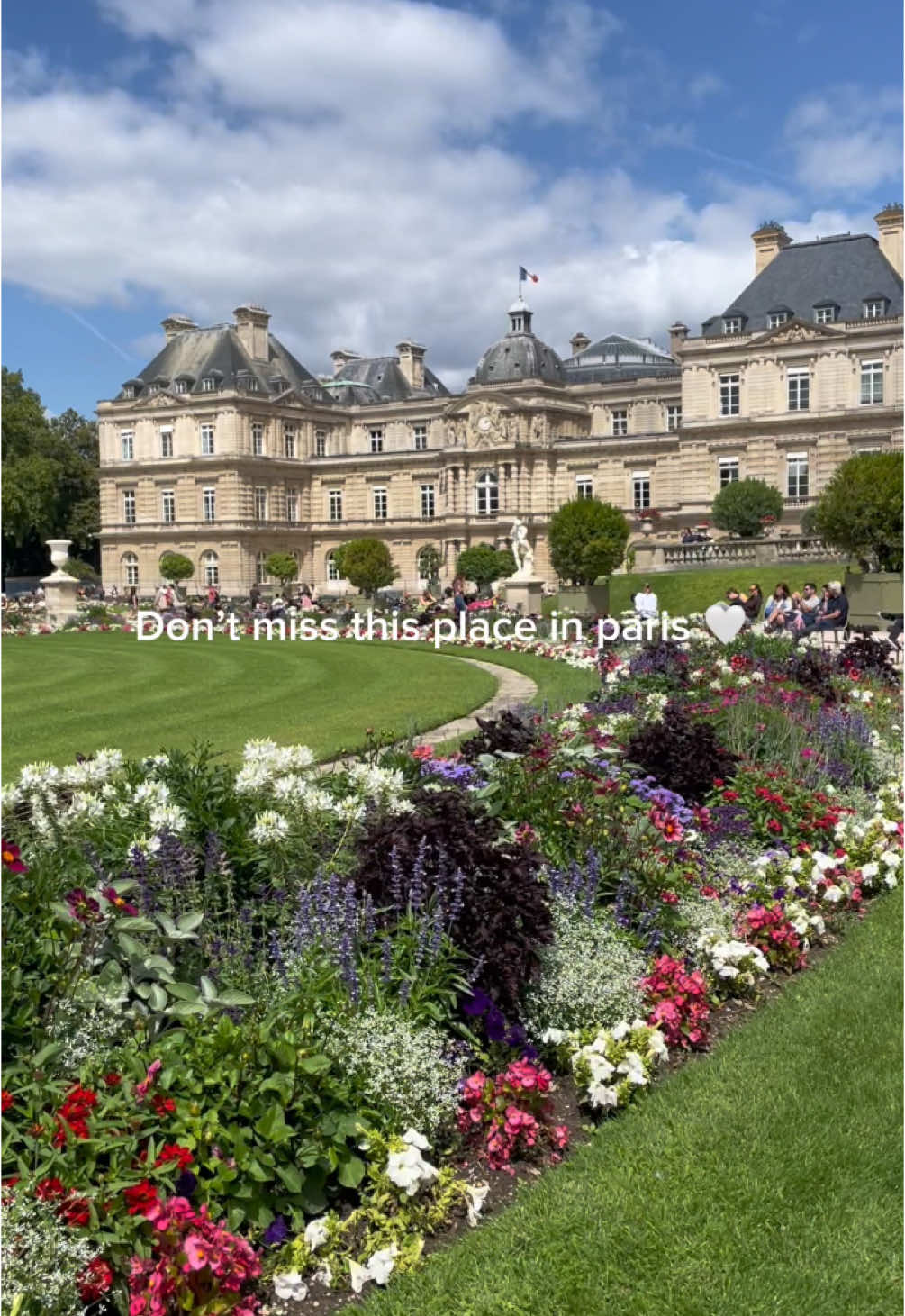 Perfect place to relax and read☀️📖 #visitpariswithme #traveltipsparis #travelparis #parisexplore #parisitinerary #parisvisit #parisienne #parisguide #thingstodoparis #mustdoparis #travelparisguide #luxembourggardenparis #parisianlife 