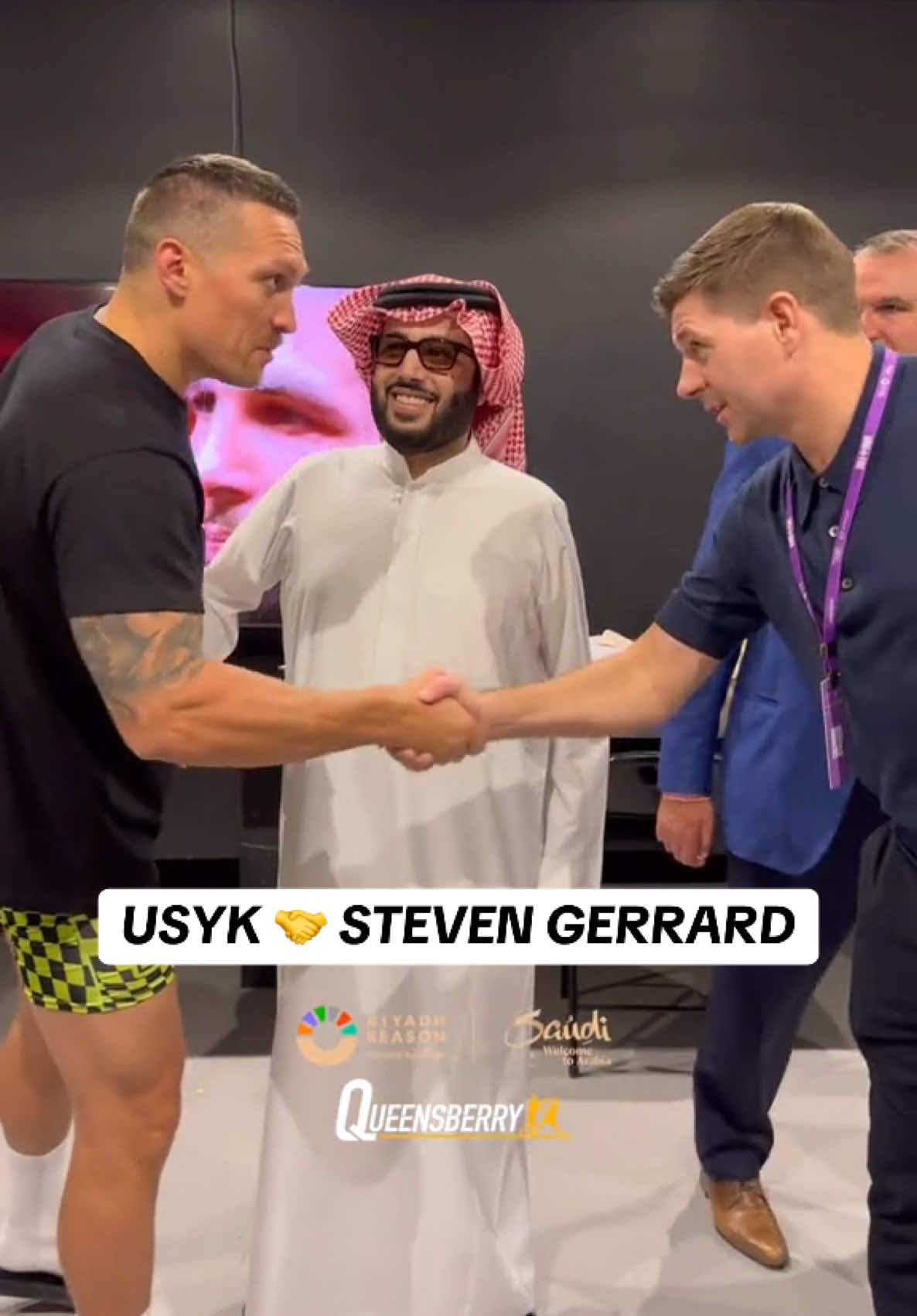 Never thought we’d see this link up 😂 #Boxing #UsykFury2 #StevenGerrard