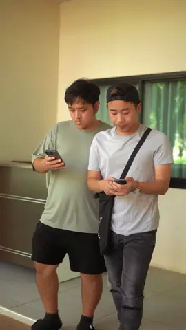 มากินข้าวหรือมาเล่นมือถือเนี่ย