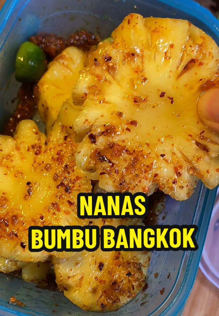 nanas + gula pasir + bon cabe + terasi 🌊💦  #rujaknanas #nanas #bumbubangkok #rujak #rujakbuah #Foodie #foryou 