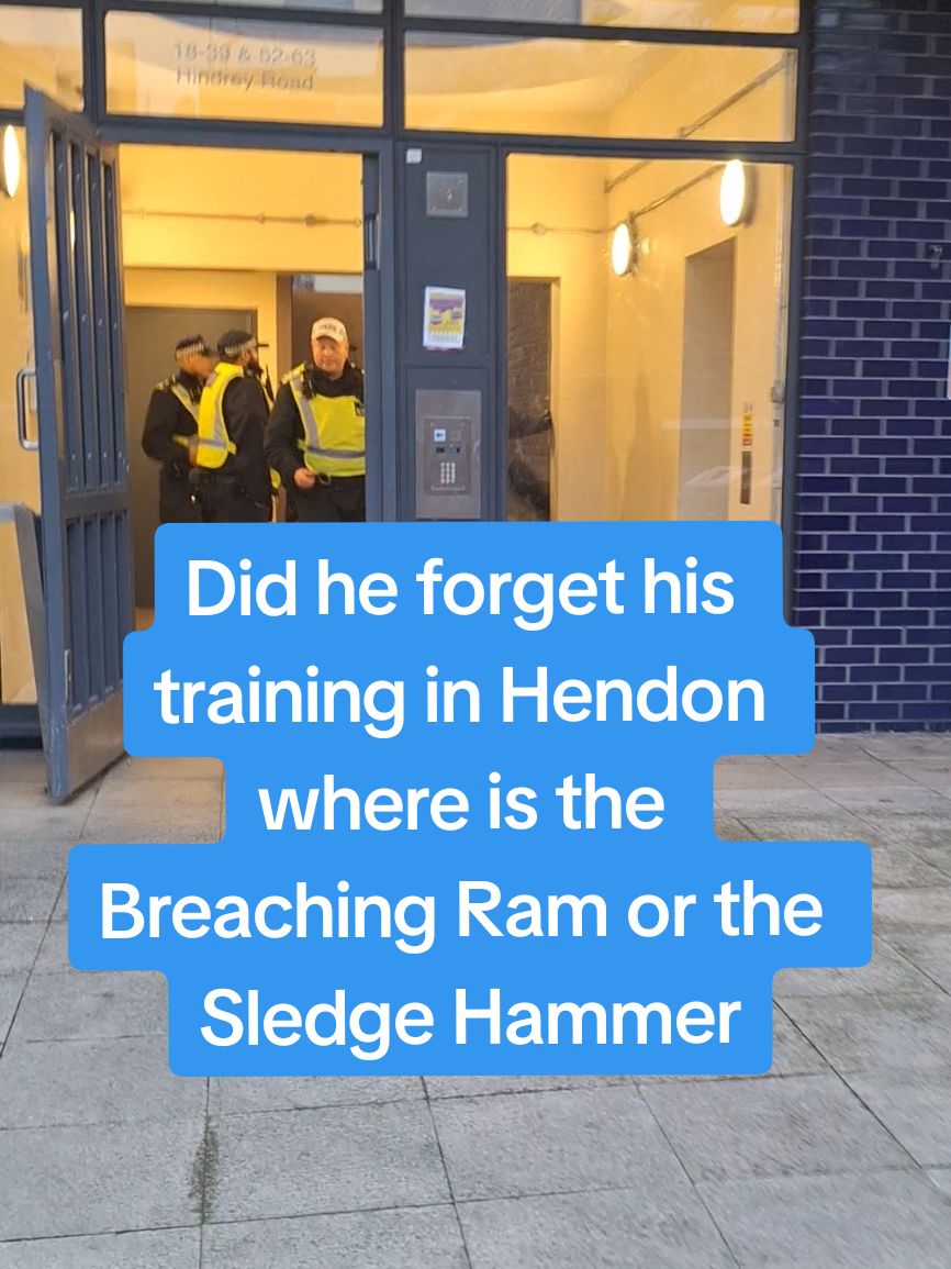 Police officer chase a suspect and kicked down door with foot where is the breaching ram or pry sledgehammer. more training for this police officer. #policetraining #kickdown #metpoliceuk #copsontiktok #trendingvideo #zonjy #metpolice #policechaseuk #policechase 