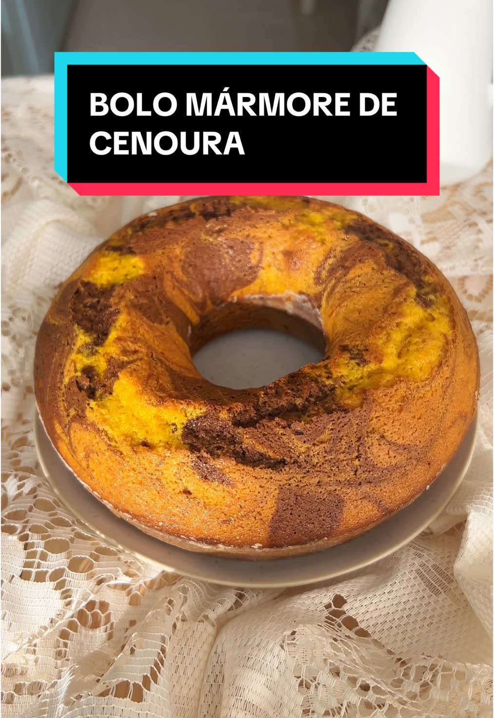 Bolo mármore de cenoura: não há nada melhor que um clássico das nossas avós com um twist para tornar uma tarde de outono ou inverno mais reconfortante. Receita  3 ovos 100 ml de óleo 200 gr. de cenoura cortada em pedaços  220 gr. De açúcar  210 gr. de farinha  1 colher (sopa) de fermento em pó 30 gr. de cacau em pó  Colocar os ovos, o açúcar, a cenoura e o óleo no liquidificador e triturar bem. Deitar a massa numa tigela e peneirar lá para dentro a farinha e o fermento. Envolver bem. Dividir a massa em duas partes e juntar k cacau a uma das partes. Mexer bem. Deitar colheradas alternadas de cada tipo de massa numa forma de buraco untada é polvilhada com farinha. Com um palito, fazer uns swirls na massa para as cores se misturarem. Levar ao forno pré-aquecido a 180° por 30 minutos ou até um palito sair limpo. Retirar e desenformar após uns minutos. . . #bolo #bolos #FoodTok #aprendenotiktok #receitas #receitasimples #receitasfaceis 