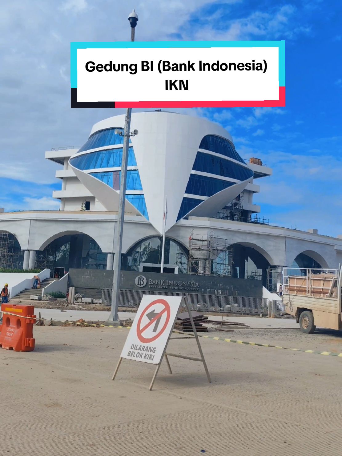 Gedung BI (Bank Indonesia) Secara desain sangat futuristik. Bentuknya menyerupai Burung Garuda. Rancangan gedung BI di IKN mencerminkan makna, filosofi dan nilai strategis Bank Indonesia. 