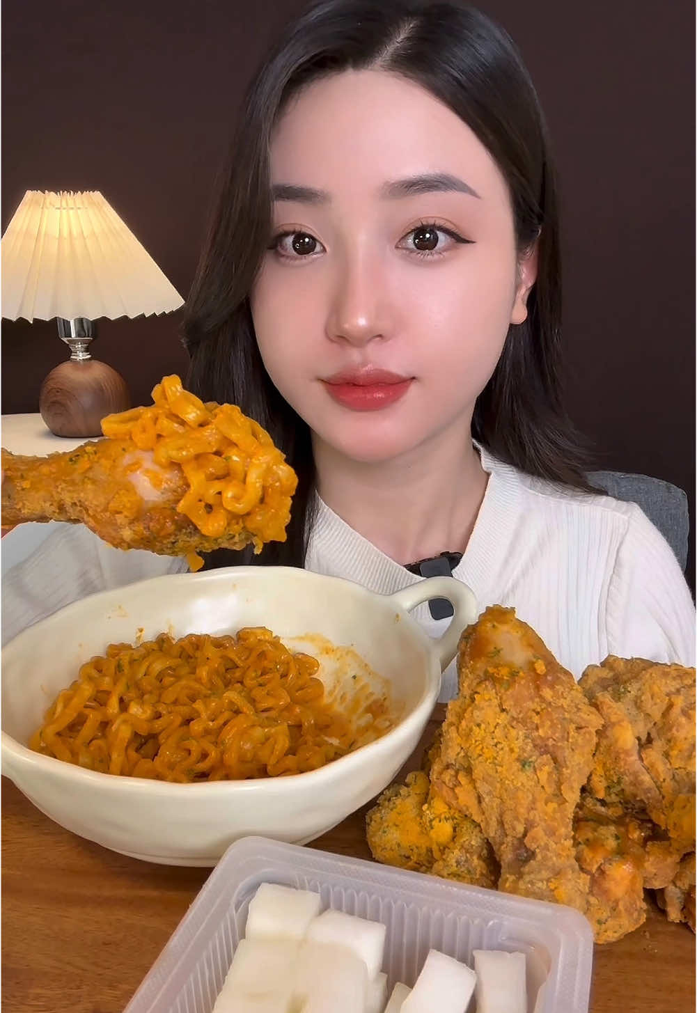 Mì trộn và gàn rán. Mời cả nhà ăn cùng em #mukbang #ancungtiktok #LearnOnTikTok #thhoadayrui #buldak #chicken #bhc 