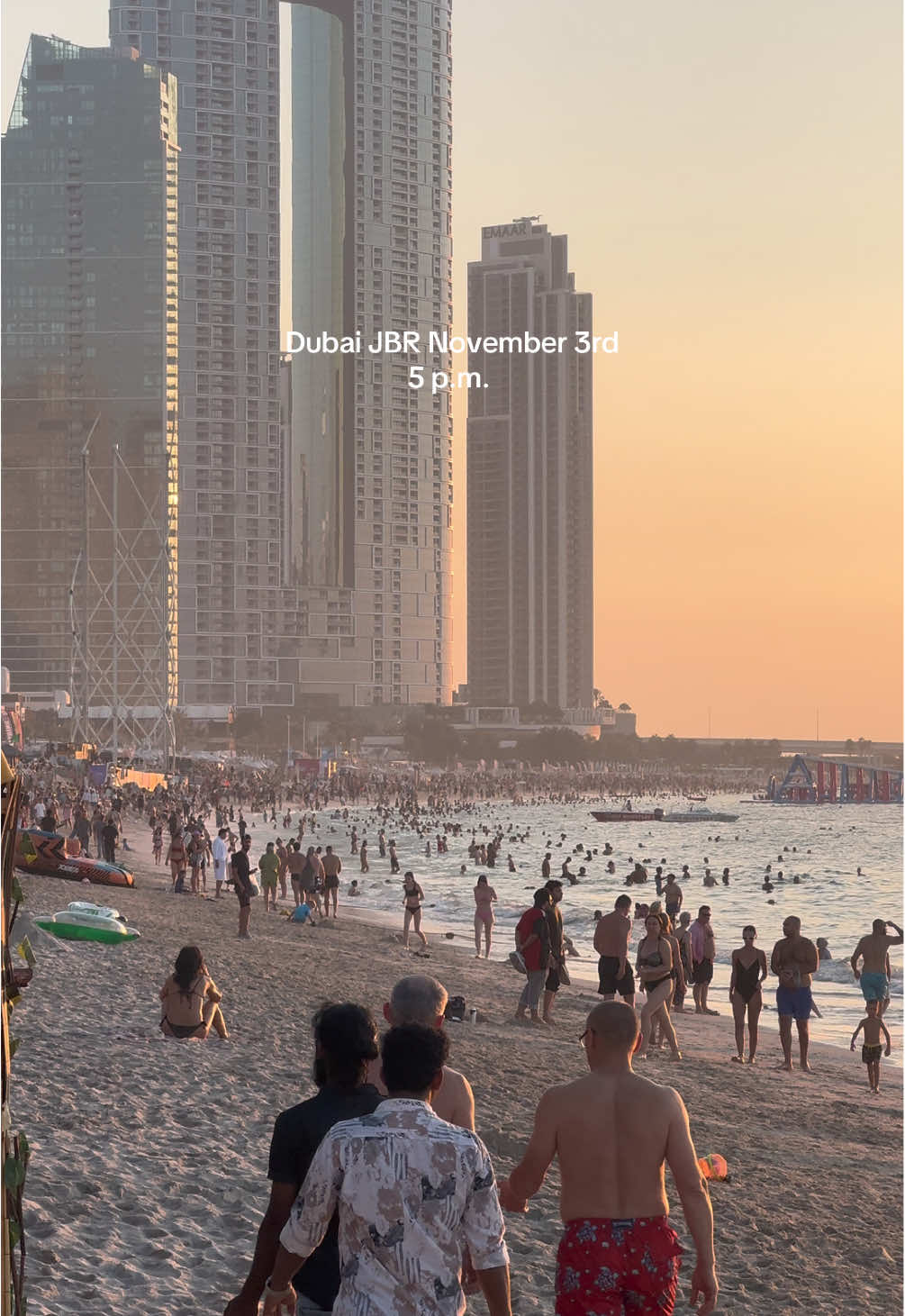 So crowded 🥲 #dubai #jbr #crowd #crowded #dubai🇦🇪 #dubai_dxb_uae #jbr #jumeirah #beach #beachday #sunset #fyp 