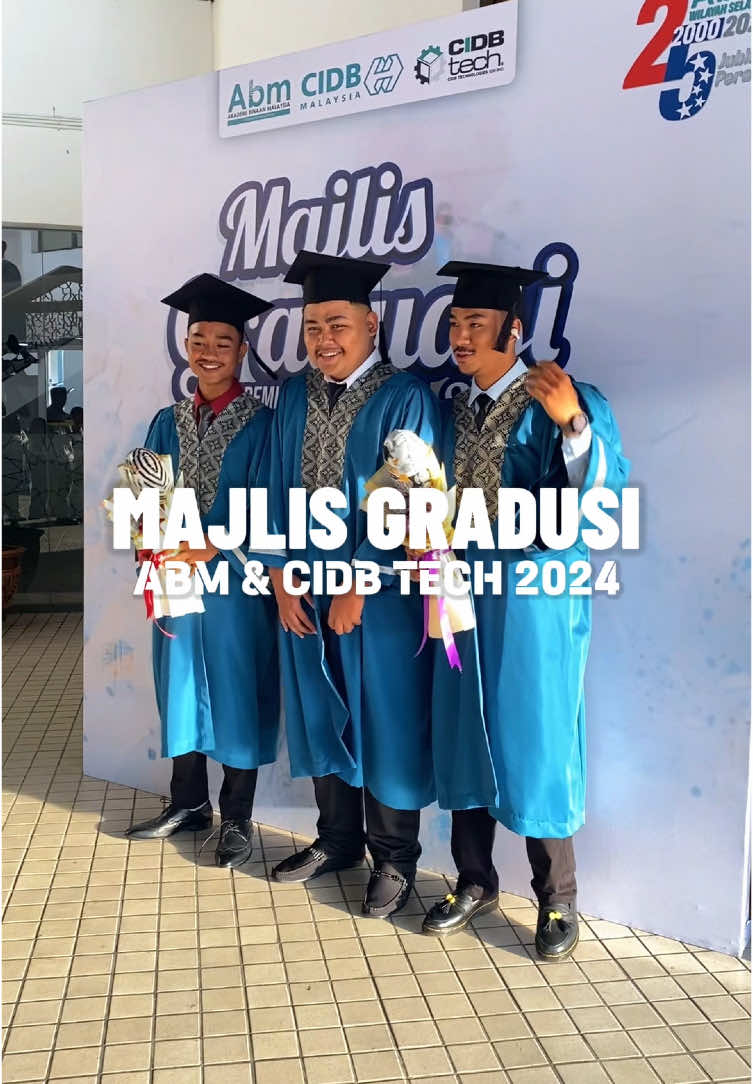 Tahniah kepada semua graduan ! Semoga maju jaya dan dipermudahkan segala urusan di masa hadapan ! Jangan lupakan kami di ABM Selatan. Ha ex ABM komen HAI sikit dekat bawah 😍