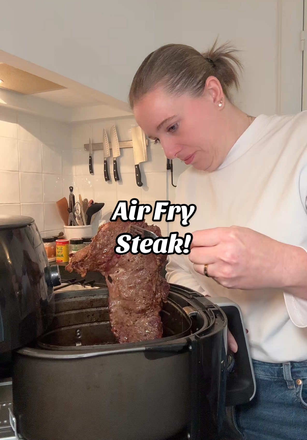 Steak cooked in the air fryer from frozen. 🤯 This was a 0.7 kg Entrecôte and i did 200°c for 8 min per side  #steaktiktok #steak #airfrysteak #KitchenHacks #CookingHacks #steakrecipe #perfectsteak #cookingtips 