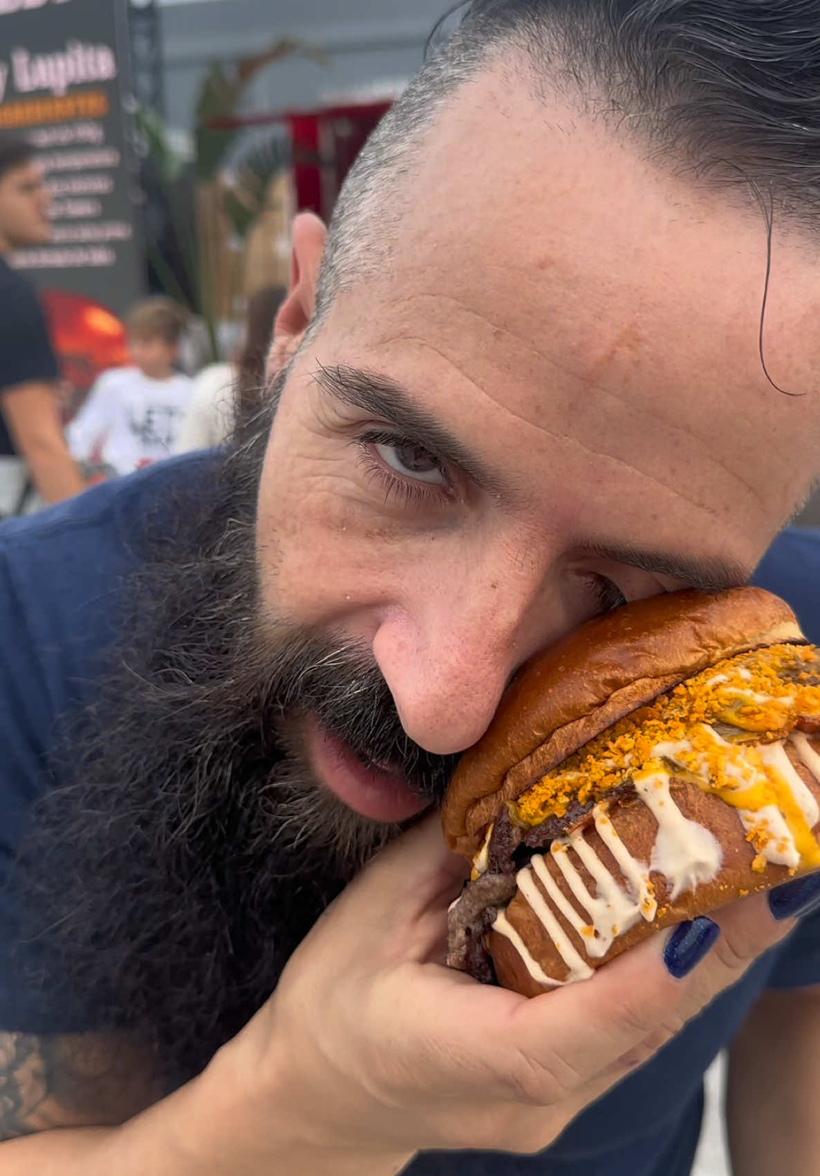 Este vídeo es un agradecimiento 🙏 a todas las hamburgueserías que siguen respetando las esencia de las burgers en @thechampionsburger y siguen haciendo sus hamburguesas sin la necesidad de echar movidas por encima del pan para llamar la atención y poder vender más. Estás son las hamburguesas que mantienen esa esencia y que por eso son las que más me han gustado en la edición SMASH que se está celebrando en Malaga hasta el 9 de diciembre. @thegalleryburgers  @delacalle.smashburger  @daluburger  @santodelito  @vacarnal.es  @baool.burgers  @bandidosburger.es  A partir de ahora solo probaré las que sean así, porque es una muestra de que son suficientemente buenas como para no tener que llamar la atención de otro modo.  Las hamburguesas nunca han necesitado colorantes químicos que la convierten en un producto más artificial ni que las salsas ni otros productos manchen el pan por fuera haciéndolo más incómodo de comer. SALSAS POR FUERA Y COLORANTES ARTIFICIALES NO MEJORAN LA ORIGINALIDAD. Cuando votes esto recuerda que el bacon por fuera es el mismo bacon y el pan de colores lo vende el mismo proveedor que el que no es de colores. ¿Te parece que he sido bastante claro? ¿Qué opinas?