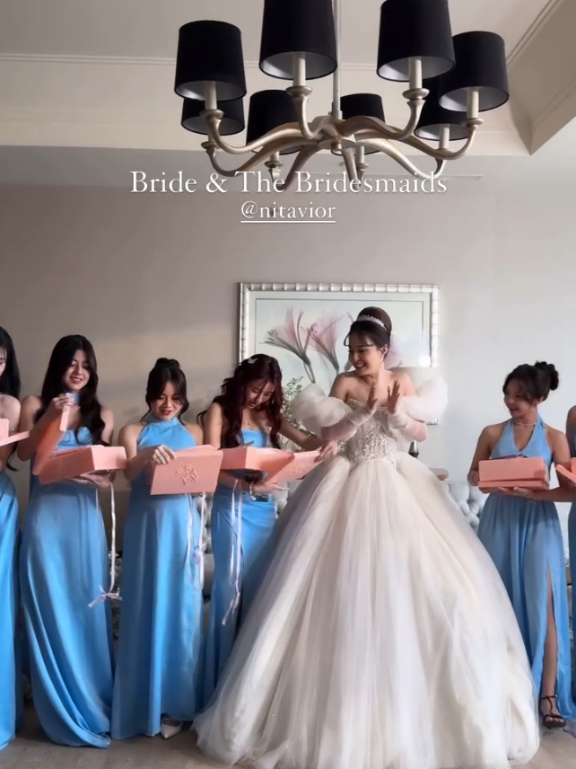 nita vior bersama para bridesmaidsnya  , happy wedding vior dan Vincent #nitavior #nitaviormenikah 