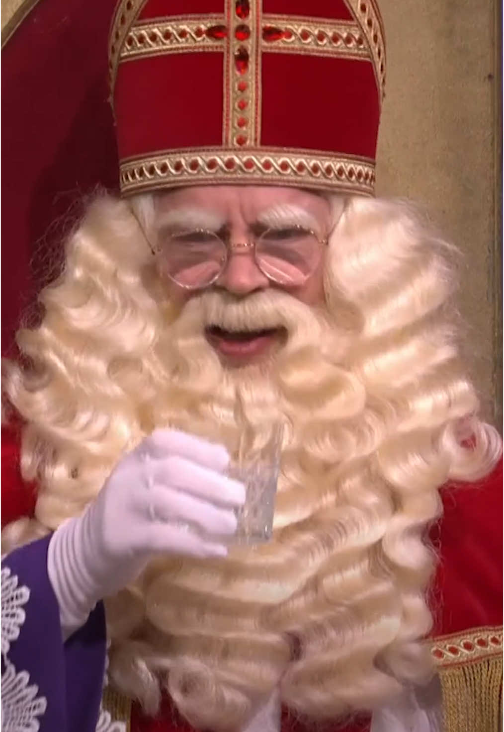 'Laatst zei mijn vrouw tegen mij: Lieverd, vind je mij knap of lelijk?' 😅😅 #vandaaginside #sinterklaas #directeurtje #foryou #fy