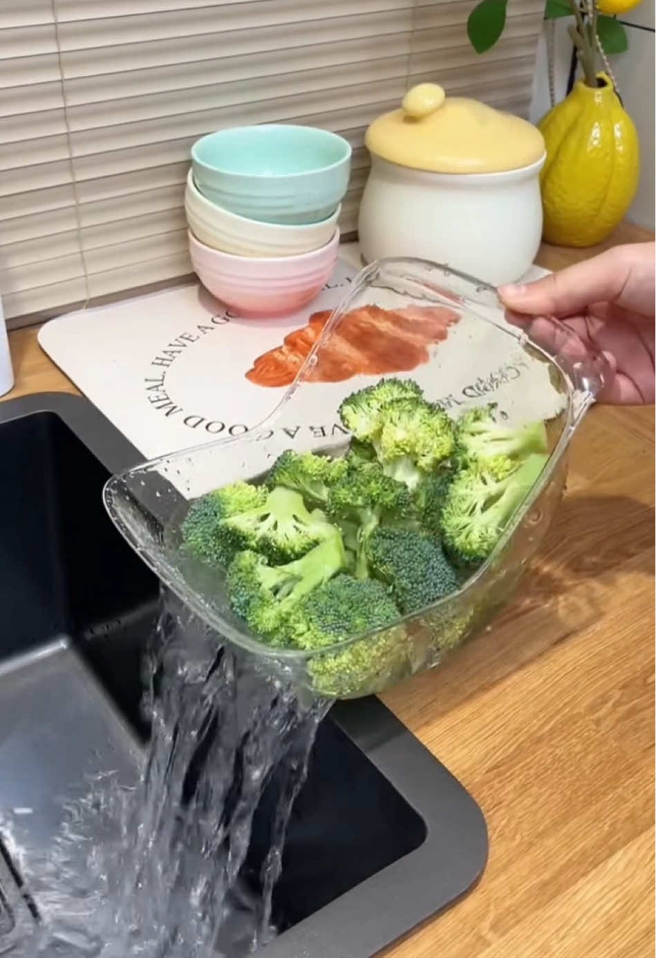 Easy to drain vegetables😏#goodthing #homegadgets #gadgets #gadgetstuff #product #shopping #favoritefinds #LearnOnTikTok #tiktokmademebuyit #fyp 