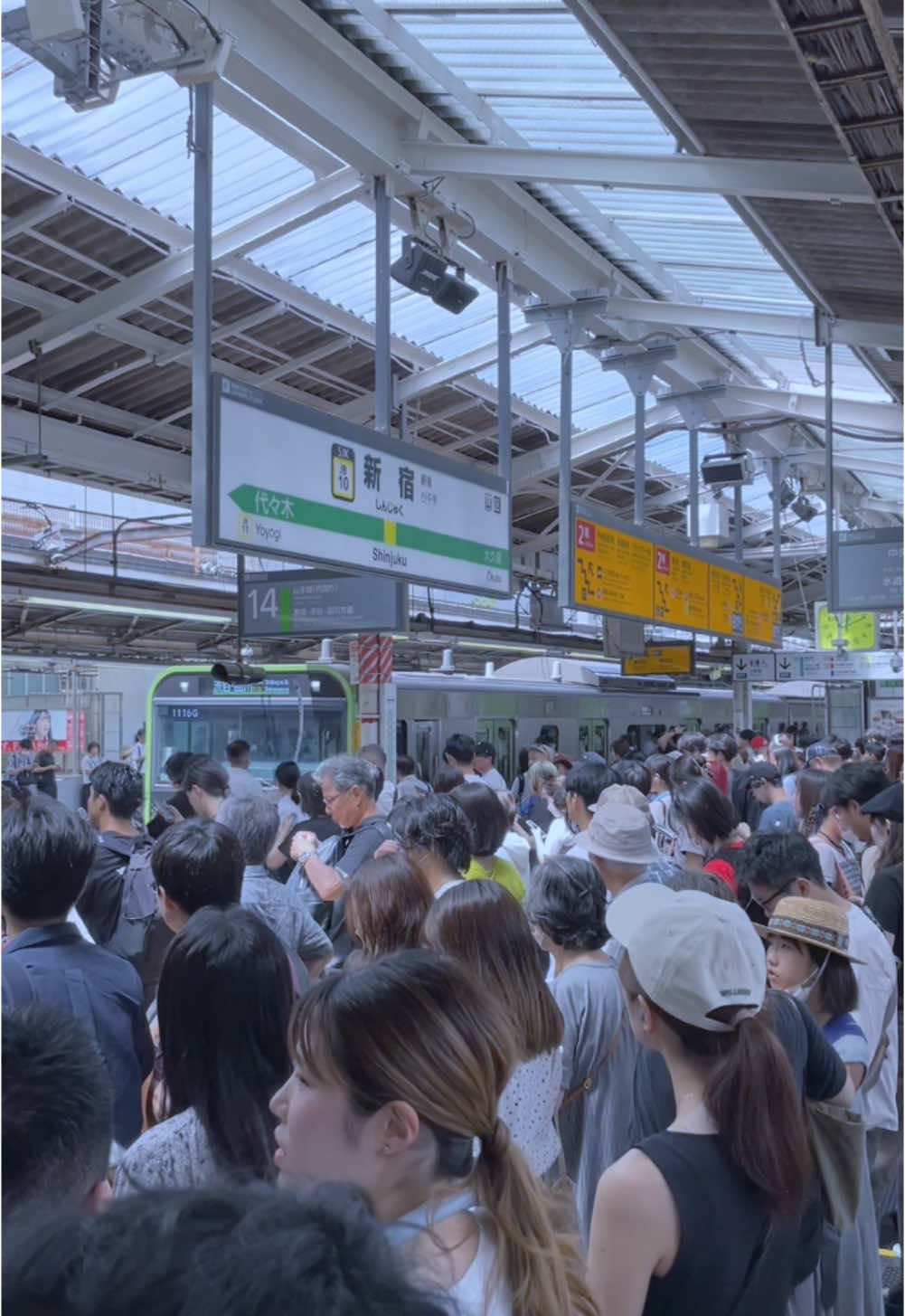 🇯🇵Yamanote Line Train Arriving at Shinjuku Station