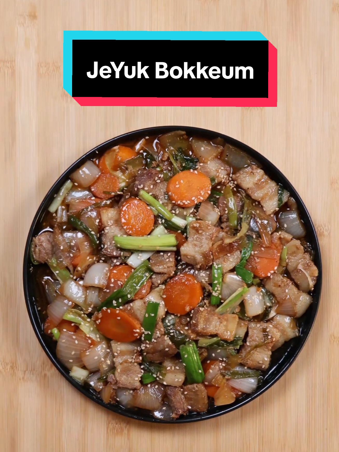 Making Korean Food: JeYuk Bokkeum 제육볶음 🥩🥕 Ingredients: Pork Belly 400g 4 Green Onions 1 Carrot 1/2 Onion Garlic Sugar Soy Sauce Gochugaru (Red Pepper) Sesame Oil For topping: Sesame Seeds #tiktokfood #FoodTok #cooking #foodies #viral_video #EasyRecipe  #koreanfood #korean #한식 #hansik #koreancuisine  #koreanrecipes #cookingathome #spicyfood #porkbelly #pork #spicy #quickrecipes #FoodLover #jeyukbokkeum #제육볶음 