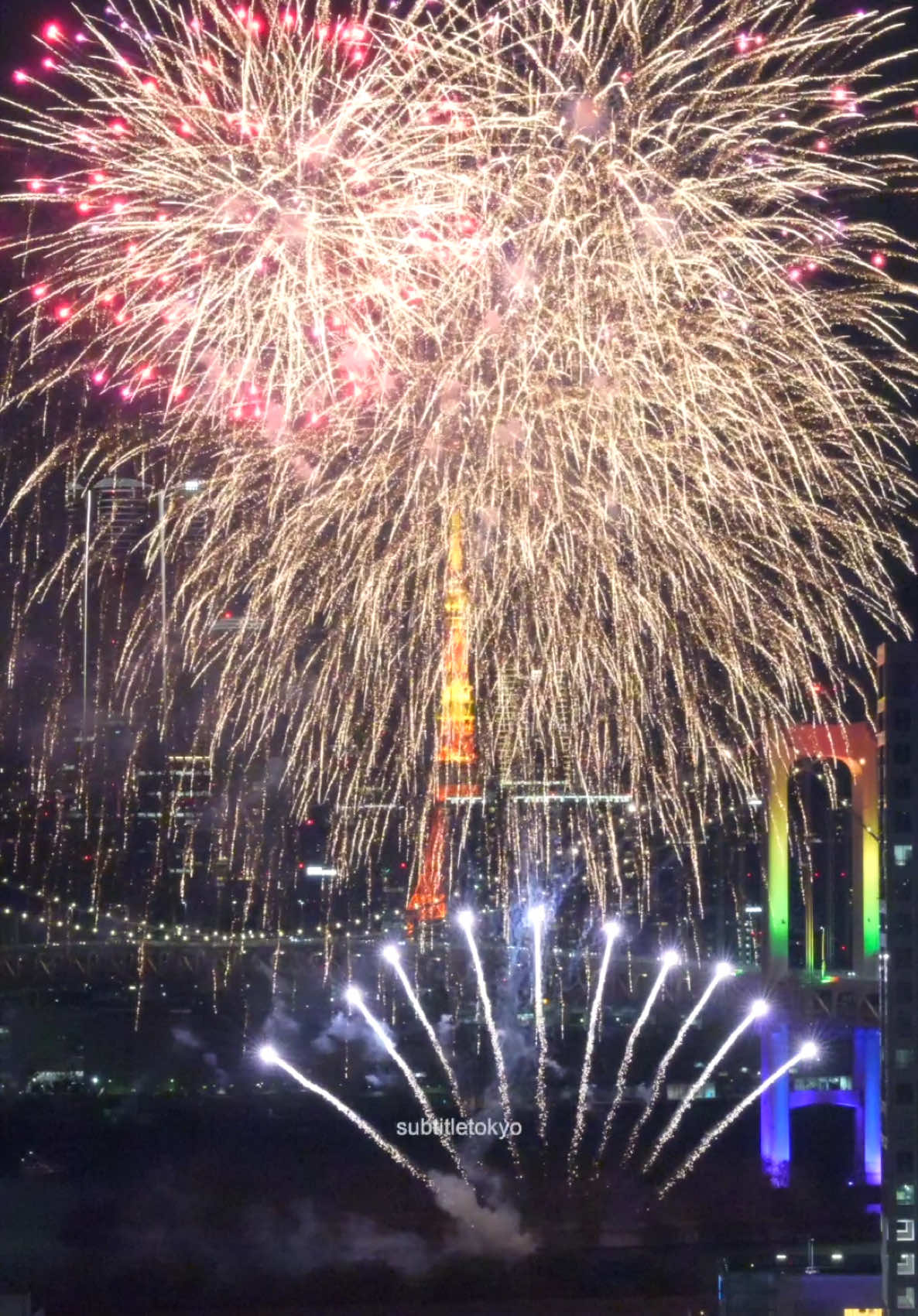 お台場レインボー花火 2024🎇 本日のフィナーレになります✨ 絶対に撮りたかった構図🌈🗼 5分間のために朝10時半から8時間待った甲斐がありました🙇 東京タワーに降り注ぐ花火、綺麗だなぁ✨☺️ #fireworks #불꽃축제 #花火大会 #odaiba #오다이바 #お台場 #odaibafireworks #오다이바불꽃축제 #お台場レインボー花火2024 #お台場レインボー花火 