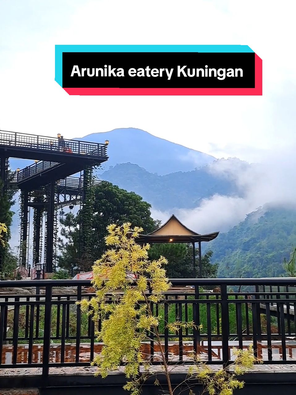 Kalian udah pada tahu belum nih Di Arunika eatery ada yang baru,Arunika garden, dan trial openingnya hari ini dari jam 9 pagi sampai jam 6 sore.. Htmnya 30K untuk weekday, dan 40K untuk weekend, anak anak di bawah TB 80 cm free.. Disini ada mini zoo nya juga,ada foto studio juga,bisa sewa baju kimono sama karakter  anime,htmnya 50K sampai 75K #arunika #arunikagarden #wisatakuningan #kuningan #kuninganjawabarat #kuninganjabarhits #kuninganrepost 