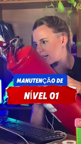 Existem 03 tipos de manutenção dos extintores de incêndio: • Nível 01 (visual) • Nível 02 (anual) • Nível 03 (a cada 5 anos) 🔥 Nesta aula ensino como realizar a manutenção de nível 01 na qual se verifica: - Limpeza do equipamento; - Necessidades de reapertos, trocas ou substituições de peças;  - Estado da mangueira; - Conexão da mangueira com o bico; - Condição do anel que envolve a válvula do extintor; - Indicador no manômetro na posição verde; - Selo do INMETRO com a data da última recarga; - Conferência da carga de cilindros carregados com dióxido de carbono por pesagem;  - Instalação, atualização ou substituição do quadro de instruções de uso do modelo. - Caso seja identificada alguma não conformidade grave, o extintor deve ser levado a manutenção de nível 2.  Está manutenção costuma ser realizada pela empresa contratada para a manutenção periódica ( com registro no INMETRO) porém, como é uma inspeção visual pode fazer parte da rotina do Bombeiro Civil ou Brigadista, afim de identificar qualquer alteração no equipamento que necessite enviá-lo para a manutenção antes do previsto. 🧯 Garantindo assim que o extintor esteja pronto para o uso!  ⚠️ A manutenção de extintores precisa ser realizada regularmente de acordo com o que estipula a NBR 12962 – “Inspeção, Manutenção e Recarga dos Extintores de Incêndio.” A manutenção de extintores é um processo de verificação dos principais componentes do equipamento e do seu funcionamento. Ela serve para garantir que os extintores estejam aptos a serem usados em situações de combate contra incêndios.  Ela pode ser tanto uma manutenção preventiva, que tem como objetivo prevenir o aparecimento de danos graves; quanto corretiva, para solucionar as não conformidades encontradas. Durante a inspeção são verificados itens como:  • Carga do extintor; • Pintura; • Mangueira; • Fixação; • Anel de identificação; • Entre outros.  Na próxima aula vou ensinar como é realizada a manutenção de nível 02 e 03 então já segue aqui 🙌🏻🚨 #extintor #extintores #extintordeincendio #prevencaocontraincendio #combateaincendio #bombeirocivil #bombeiros 