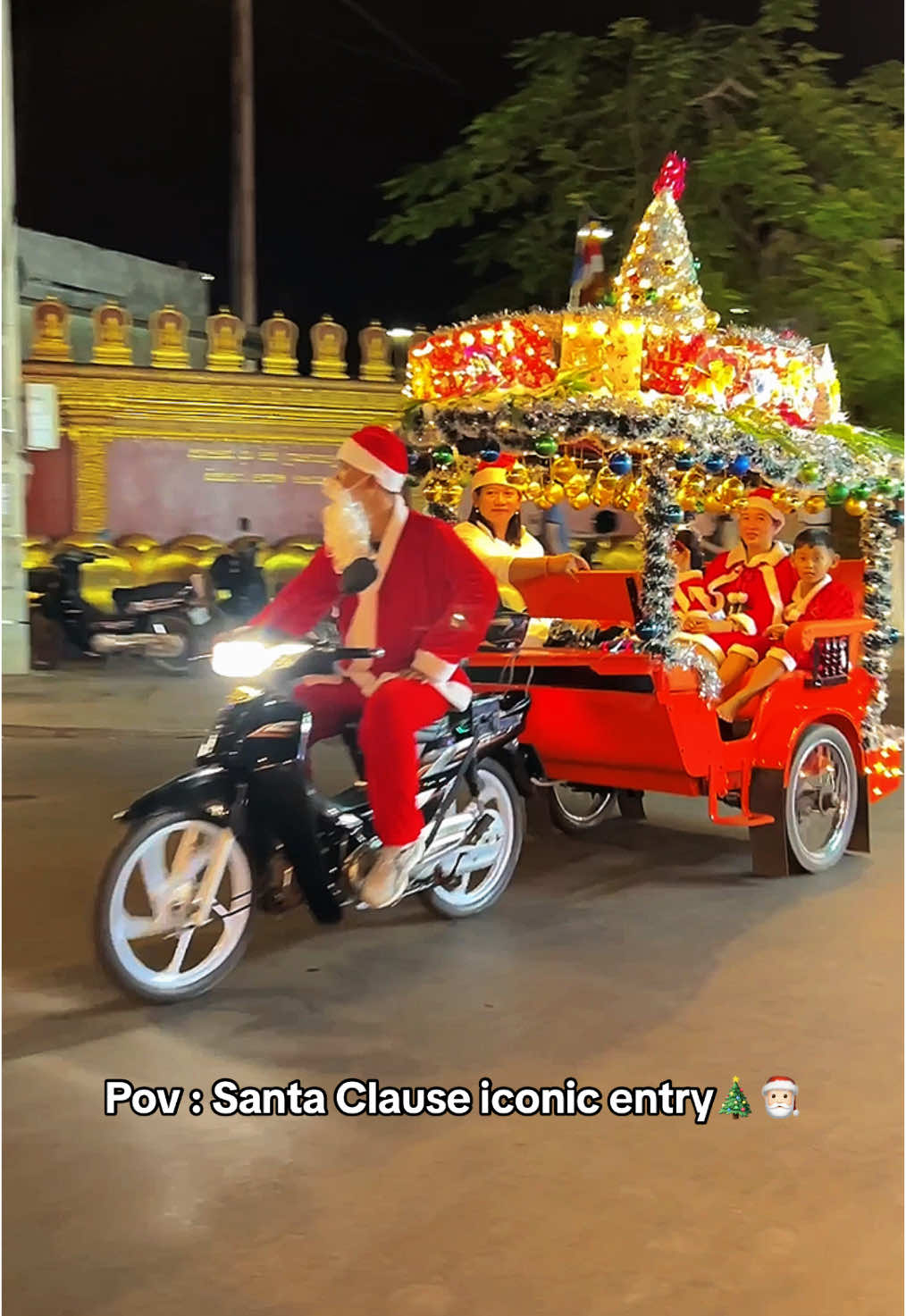 Spreading holiday cheers!🎄🎄@Nitaaa #fyp #viral #siemreap #សៀមរាបផ្ទះខ្ញុំ #2025 #christmas #tuktuk #cool #santa #kids #Love #holiday #cambodia 