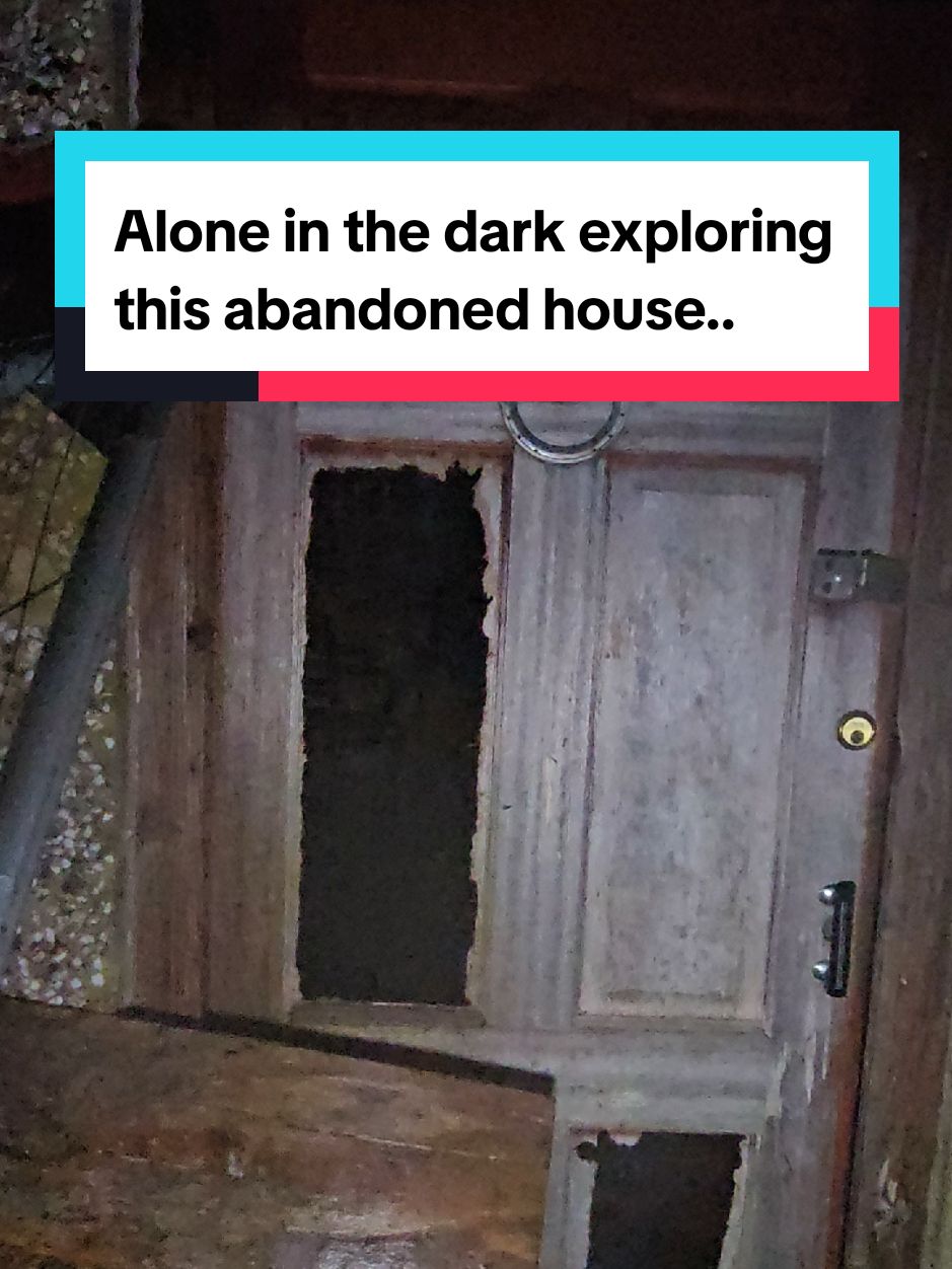 Alone in the dark exploring this abandoned house.. #urbanexploration #ghosthunting #crazyfinds #abandonedplaces 