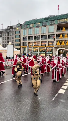 Weihnachtsparade 🎁🎄🎅  An allen vier Advents-Sonnabenden zieht die Hamburger Weihnachtsparade durch die Innenstadt. Der Weihnachtsmann winkt fröhlich von seinem Rentierschlitten, fantasievoll verkleidete Wichtel, Elfen und freudige Engel begleiten den Umzug. Die Weihnachtsparade ist ein schönes Erlebnis für die ganze Familie!  Die Parade startet jeweils um 14 Uhr und 17 Uhr vor SATURN in der Mönckebergstraße.